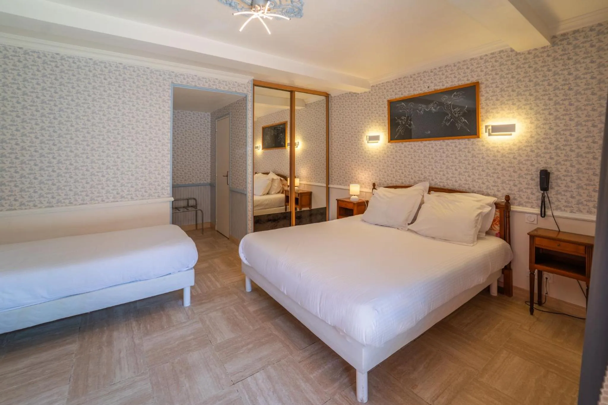 Bed in Hotel La Diligence