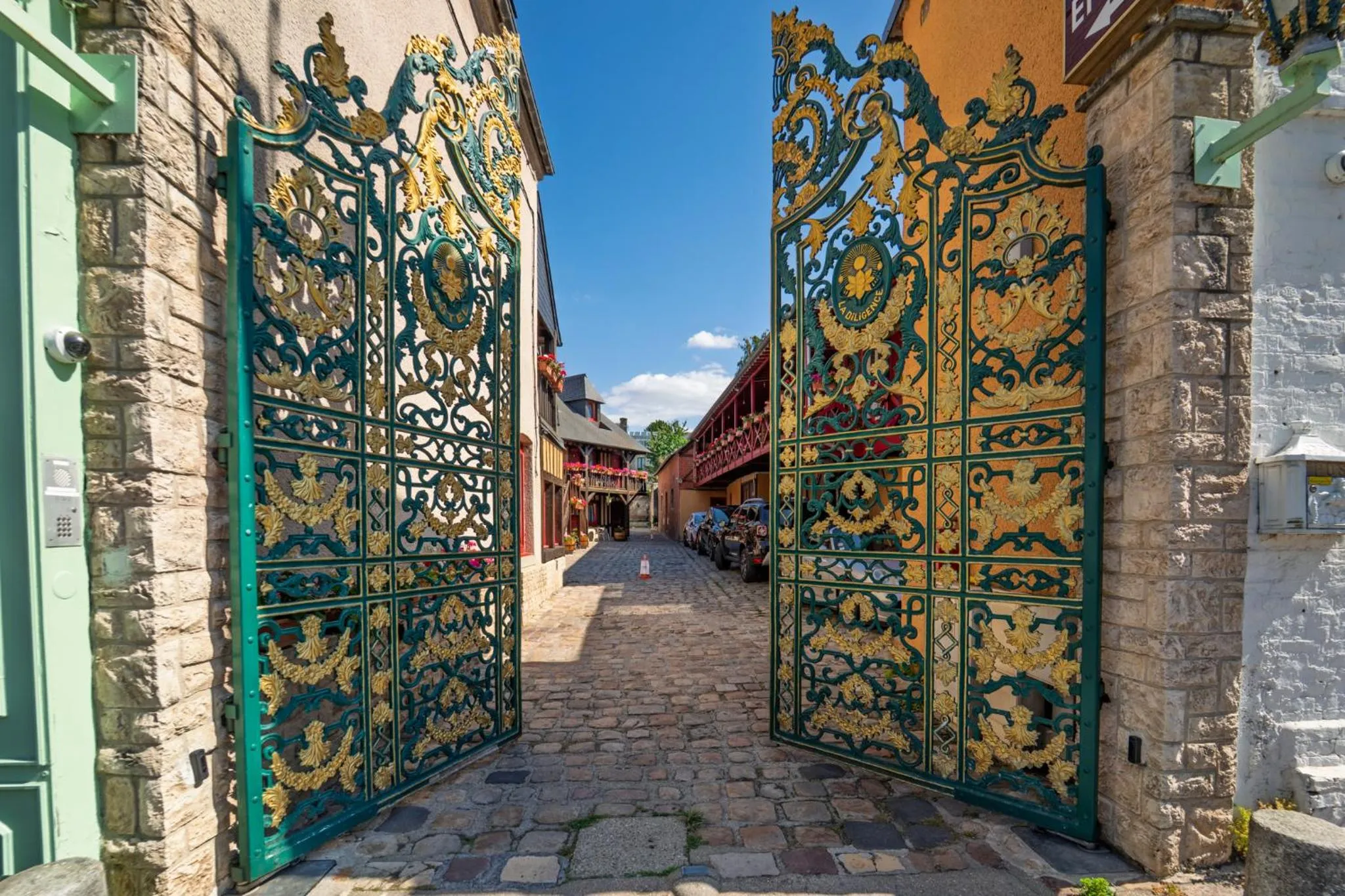 Property building in Hotel La Diligence