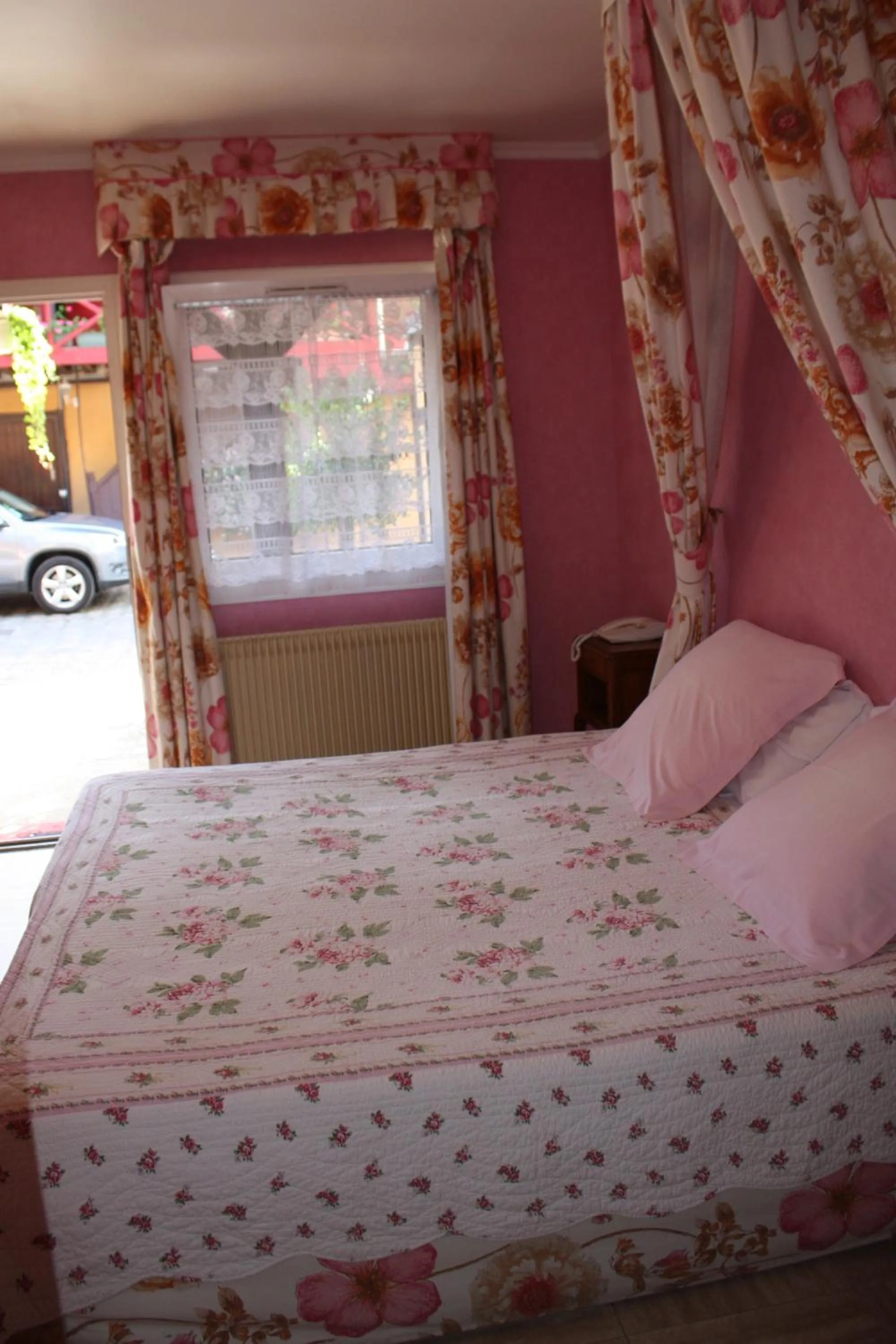 Bed in Hotel La Diligence