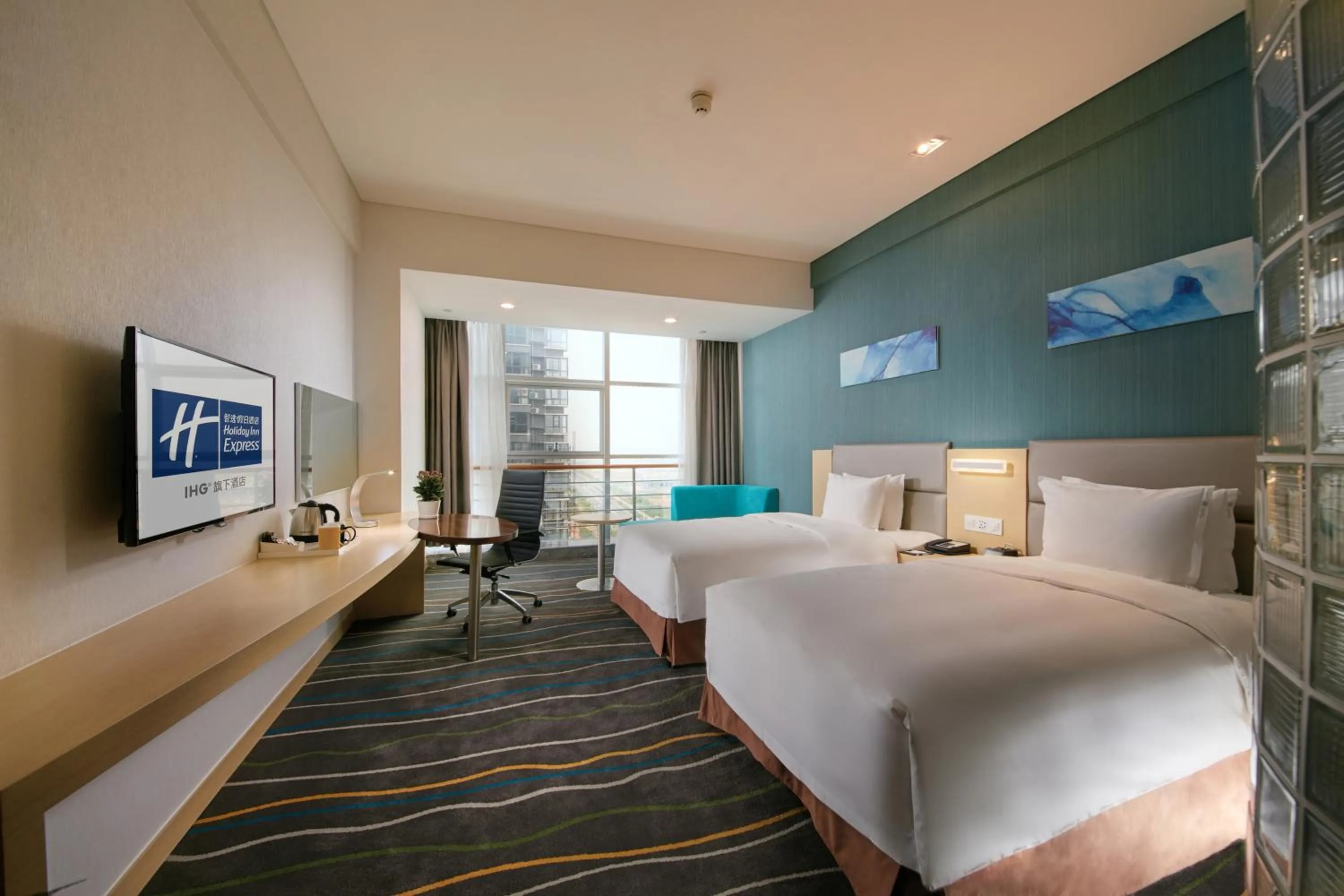 Photo of the whole room, Bed in Holiday Inn Express Luoyang Yichuan by IHG