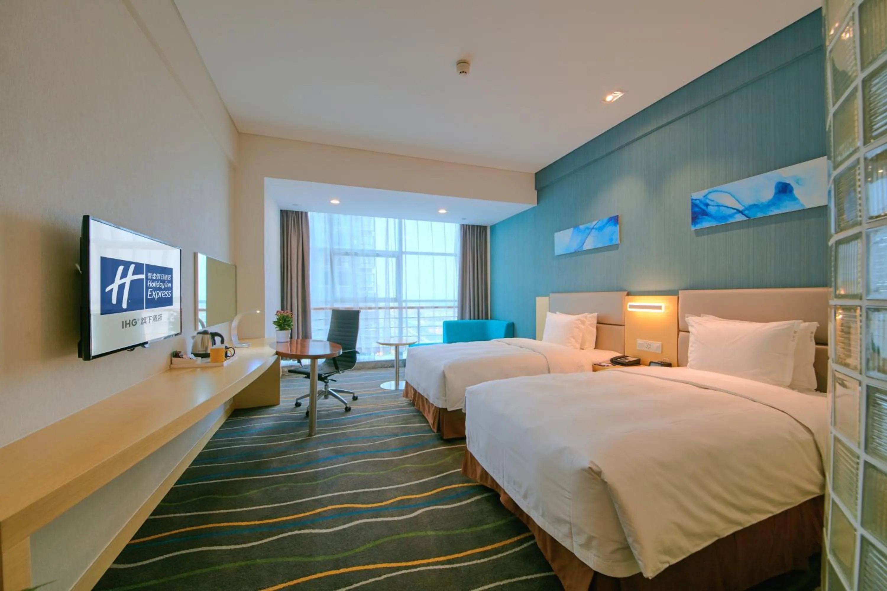 Photo of the whole room, Bed in Holiday Inn Express Luoyang Yichuan by IHG