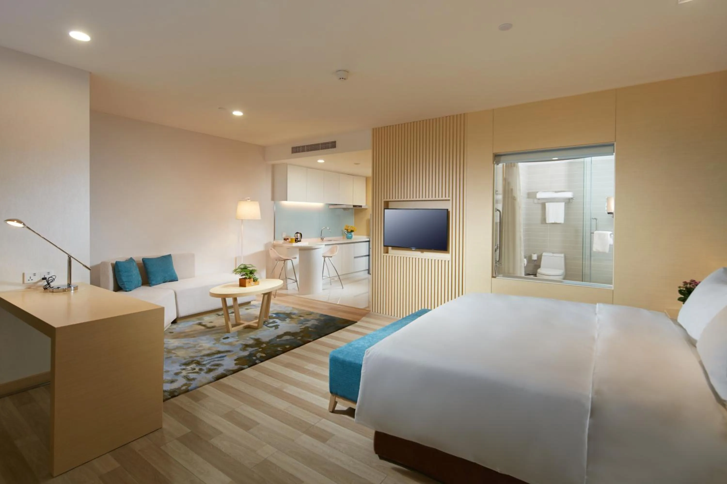 Photo of the whole room, Bed in Holiday Inn Express Luoyang Yichuan by IHG
