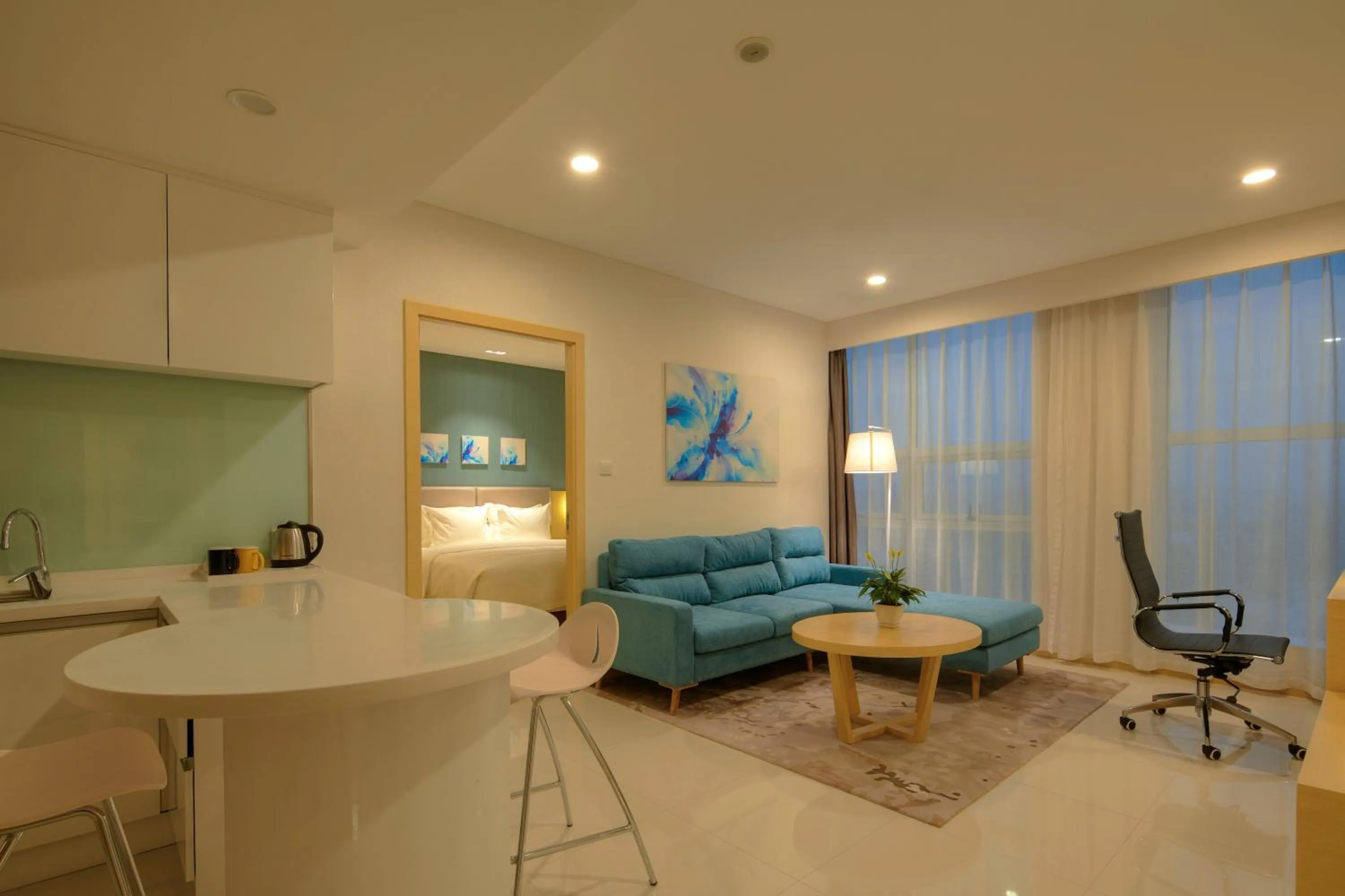 Living room in Holiday Inn Express Luoyang Yichuan by IHG
