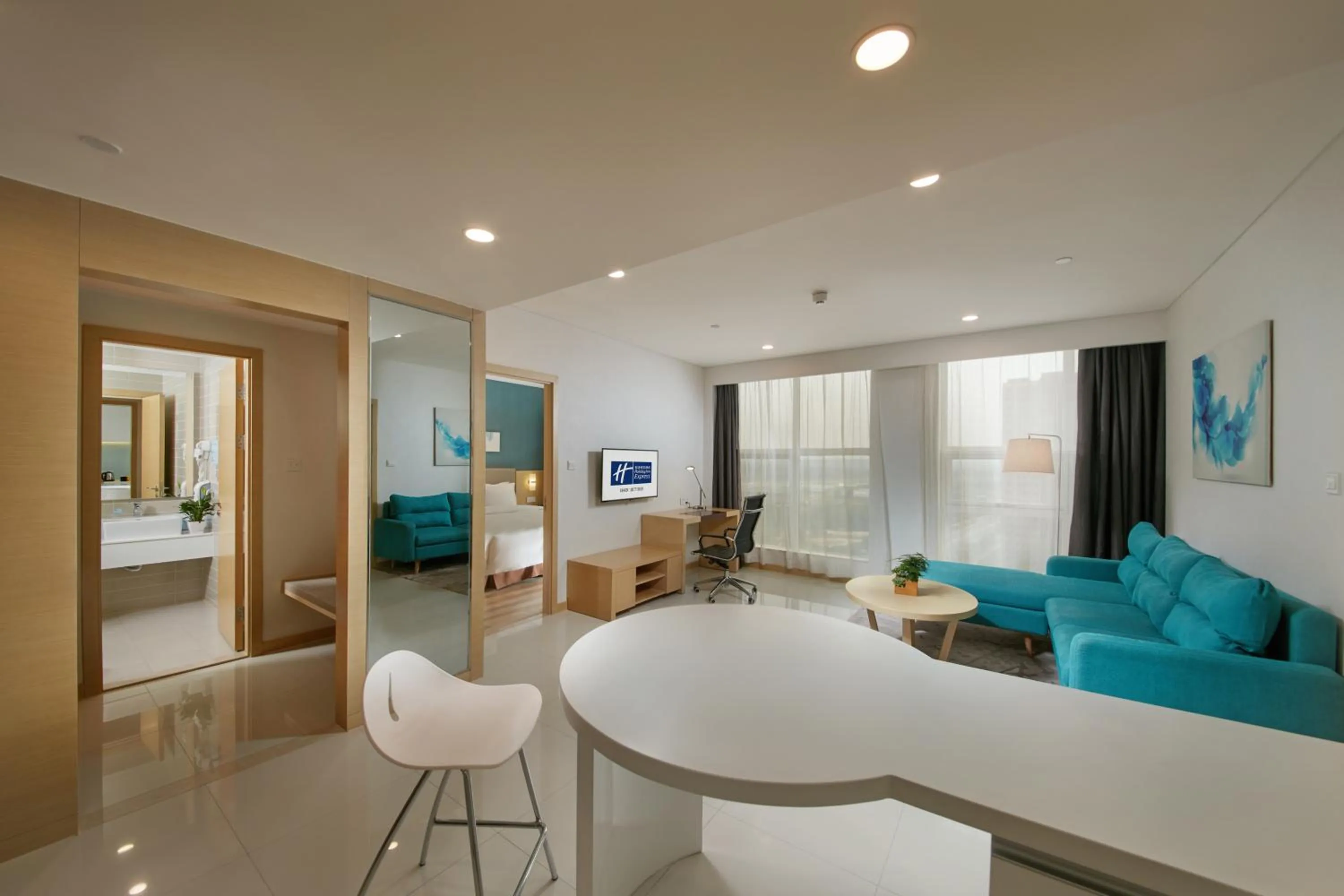 Living room in Holiday Inn Express Luoyang Yichuan by IHG