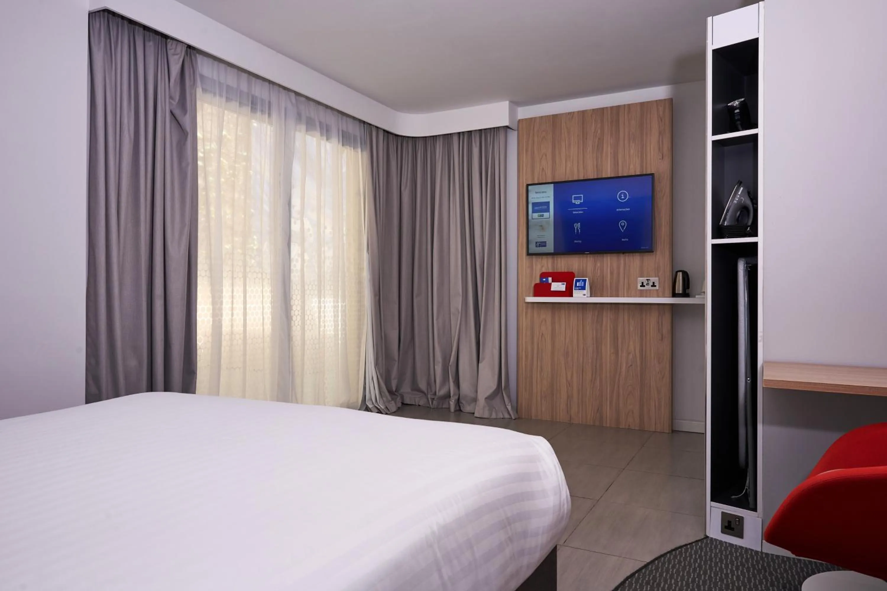 Facility for disabled guests, Bed in Holiday Inn Express - Malta by IHG