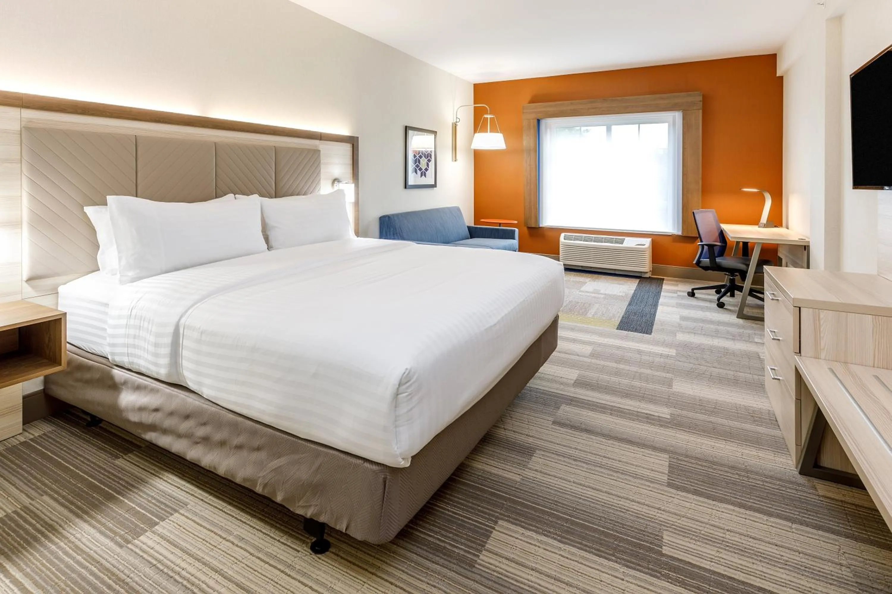 Photo of the whole room, Bed in Holiday Inn Express & Suites - Sturbridge by IHG