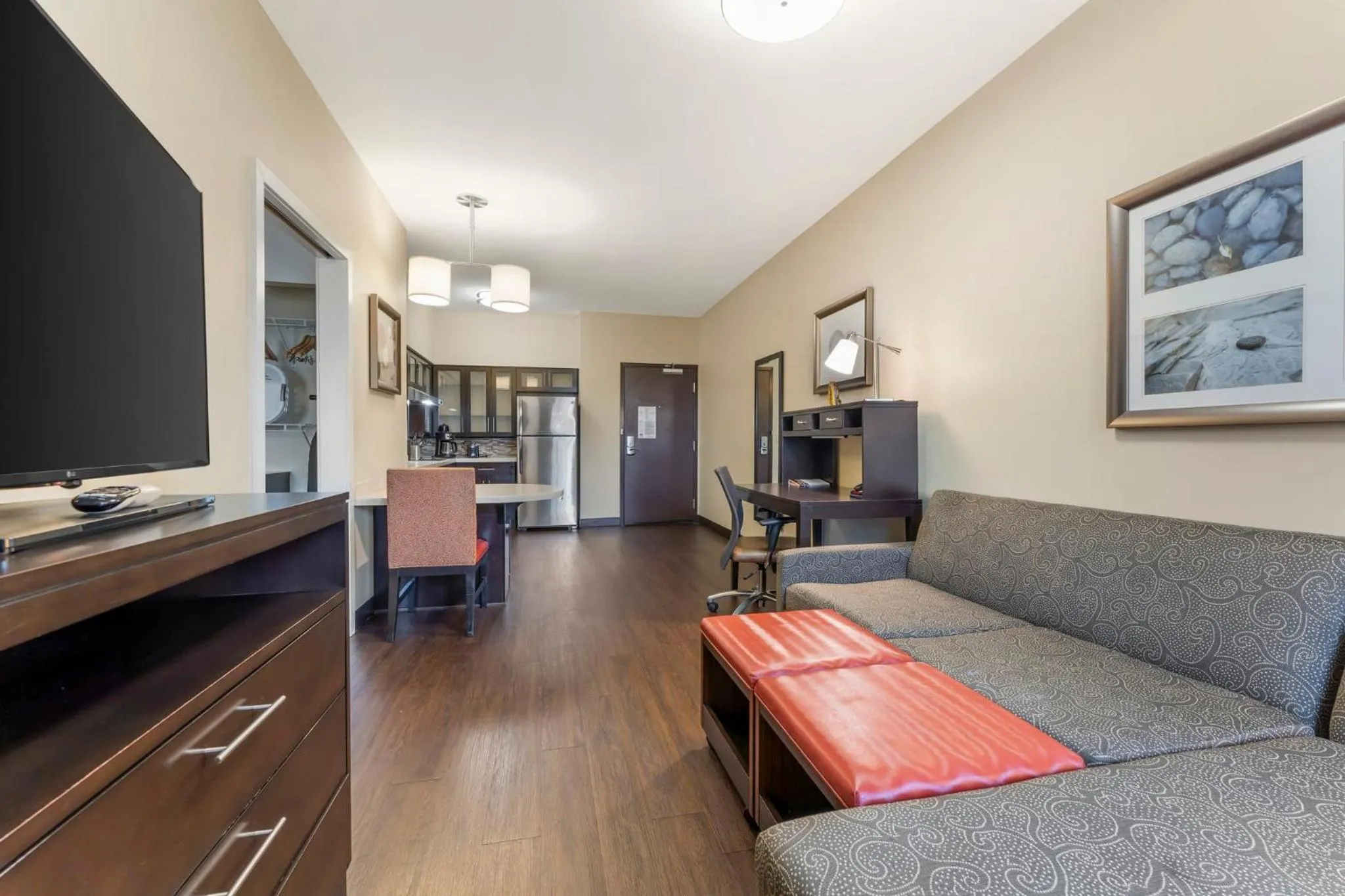 Photo of the whole room in Staybridge Suites - Pittsburgh-Cranberry Township by IHG