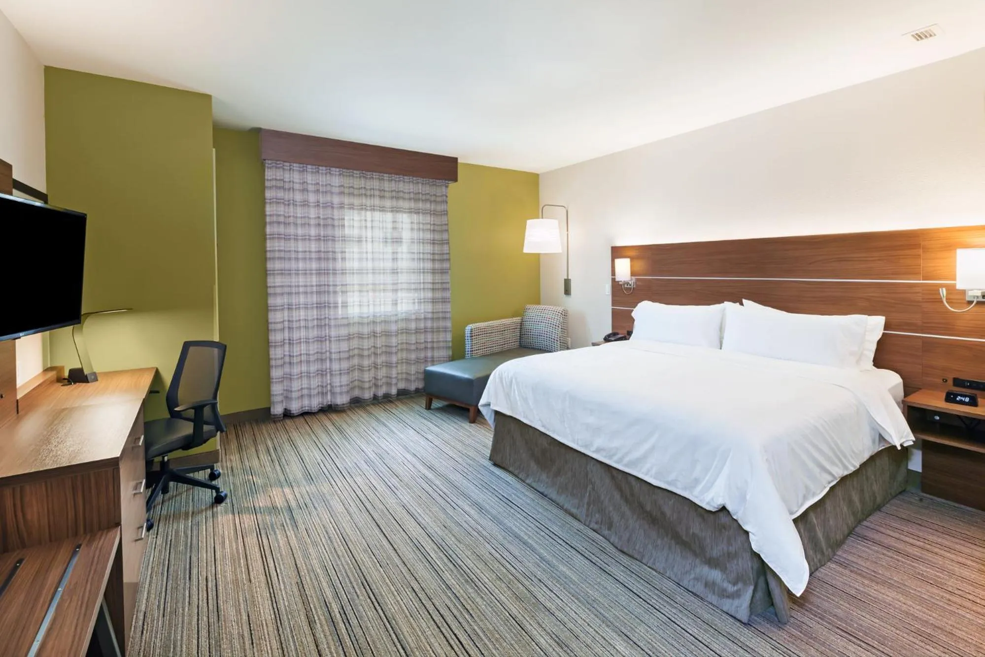TV and multimedia, Bed in Holiday Inn Express & Suites - Lenexa - Overland Park Area by IHG