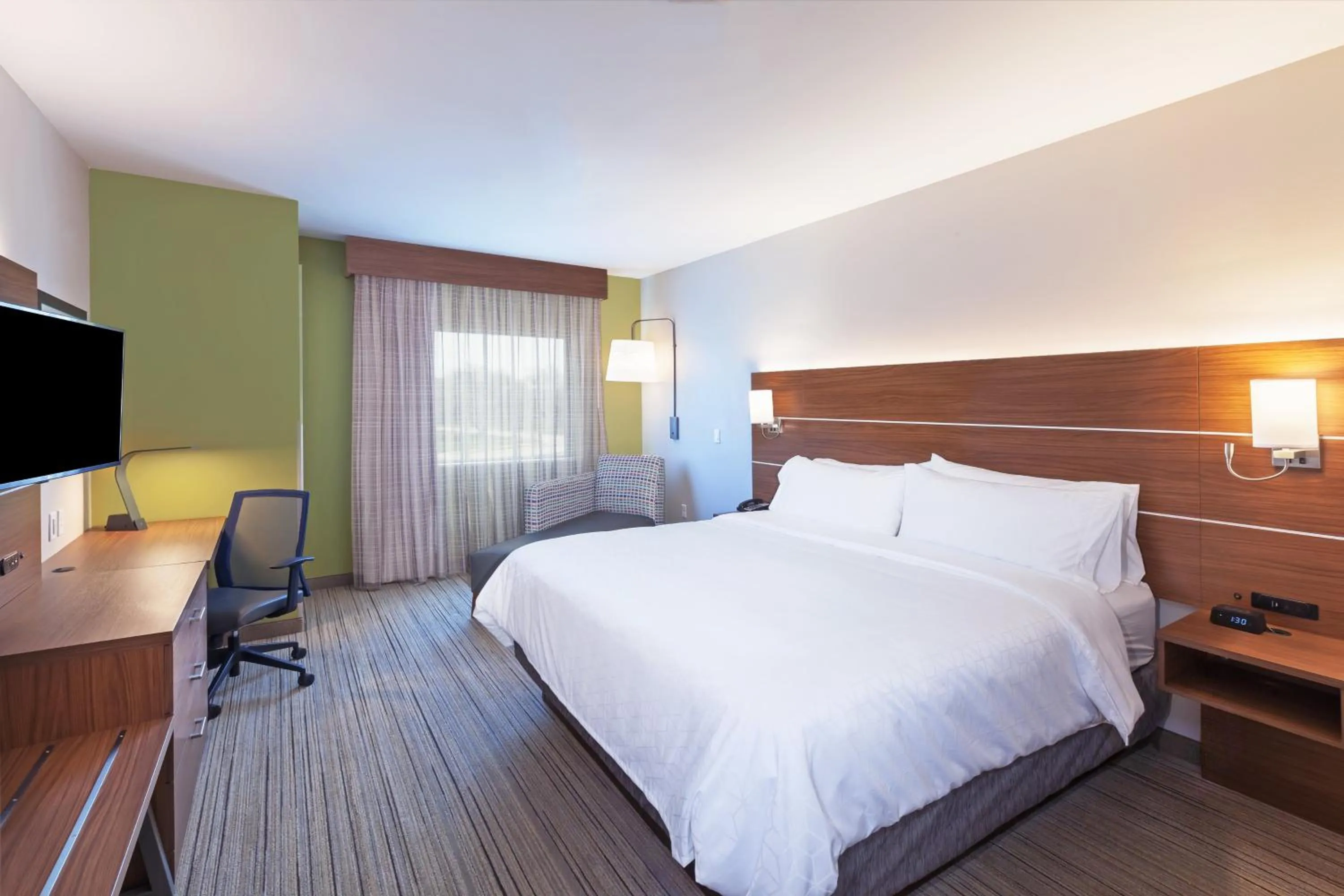 Photo of the whole room, Bed in Holiday Inn Express & Suites - Lenexa - Overland Park Area by IHG