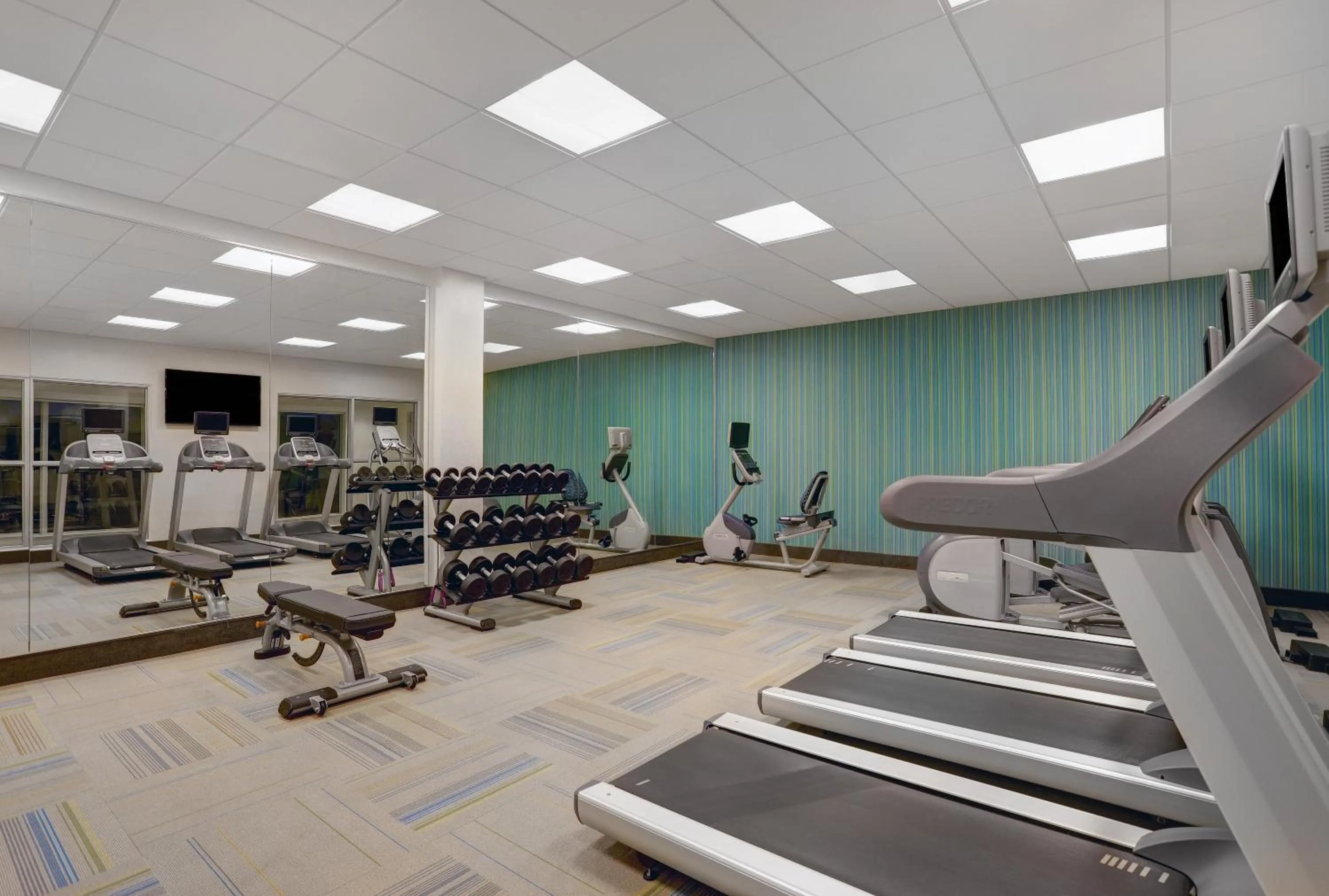 Fitness centre/facilities in Holiday Inn Express & Suites - Lenexa - Overland Park Area by IHG