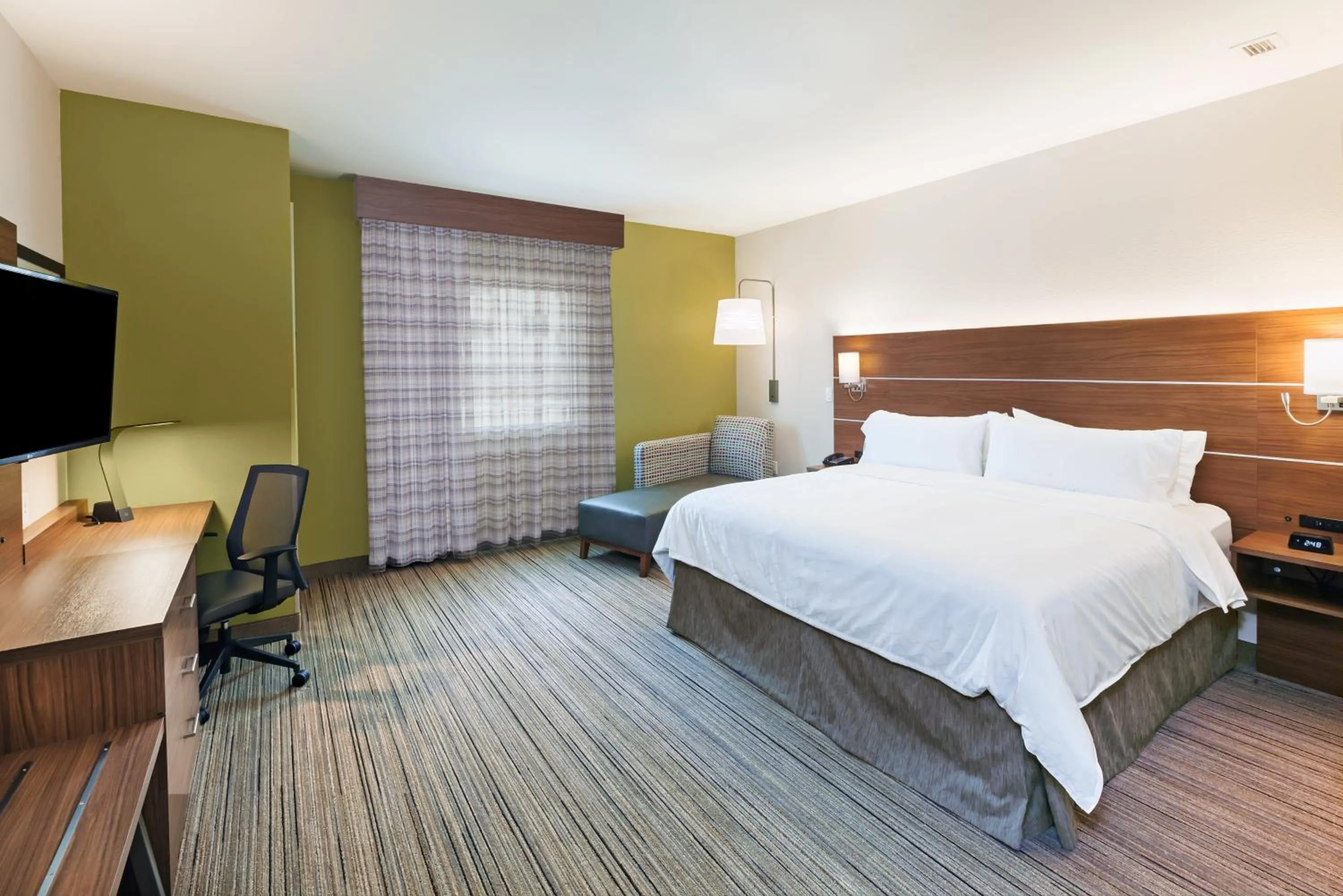 Photo of the whole room, Bed in Holiday Inn Express & Suites - Lenexa - Overland Park Area by IHG