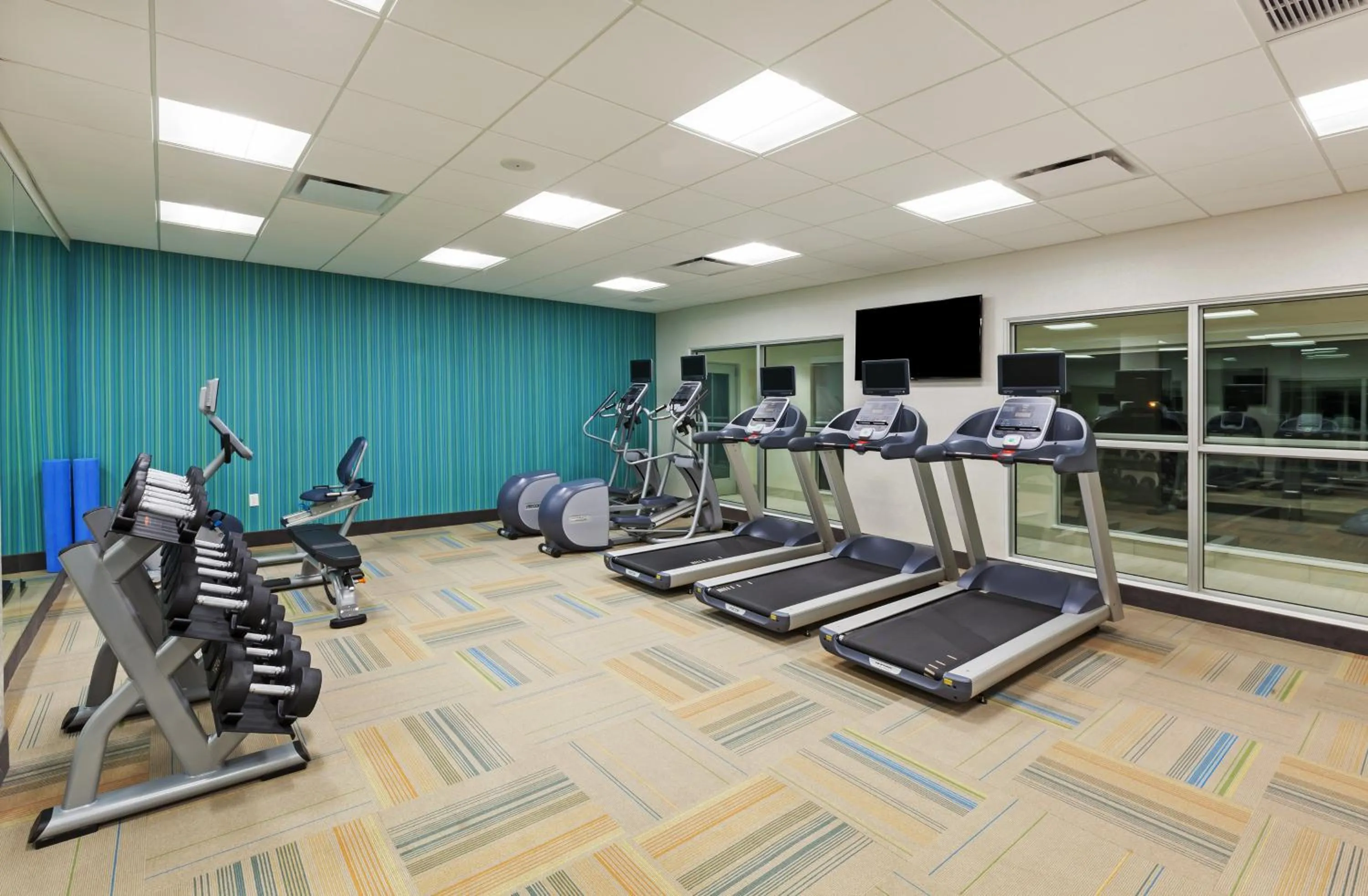 Fitness centre/facilities in Holiday Inn Express & Suites - Lenexa - Overland Park Area by IHG