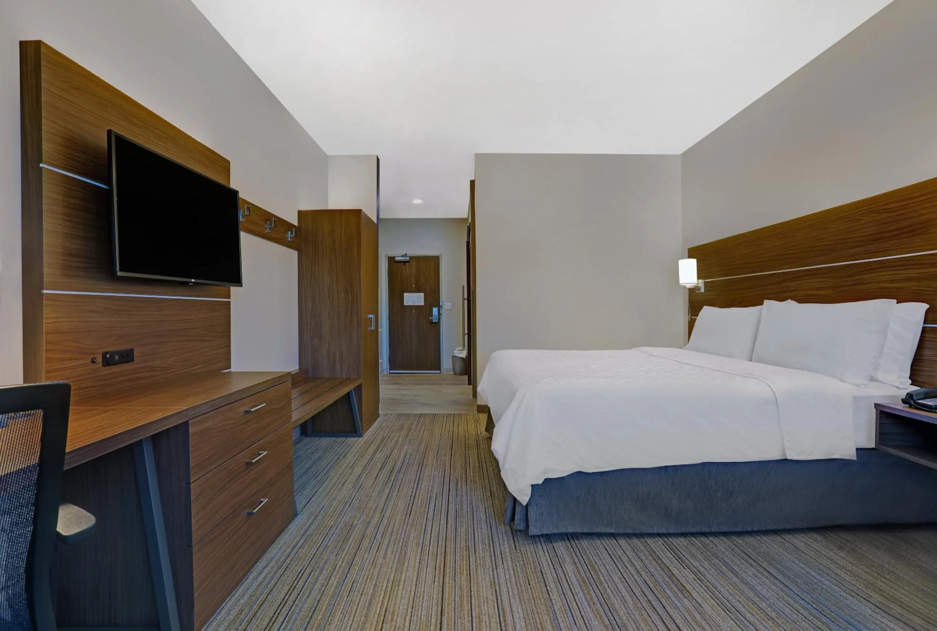 Photo of the whole room, Bed in Holiday Inn Express & Suites - Lenexa - Overland Park Area by IHG