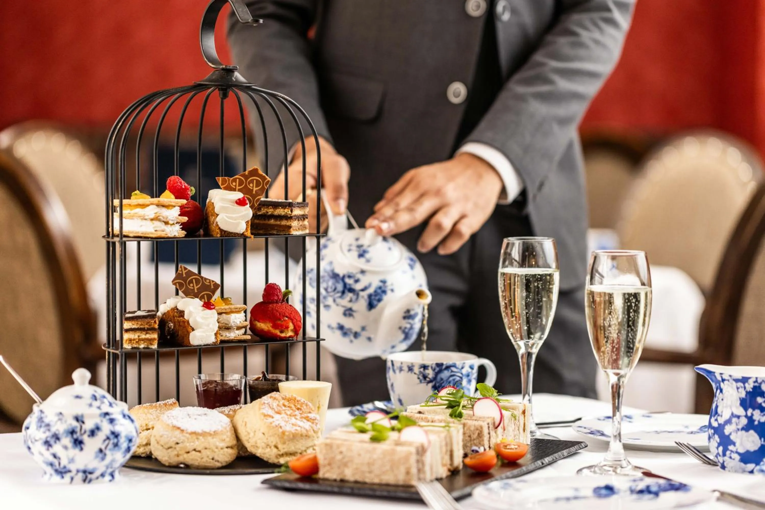 Restaurant/places to eat in Pomme d'Or Hotel