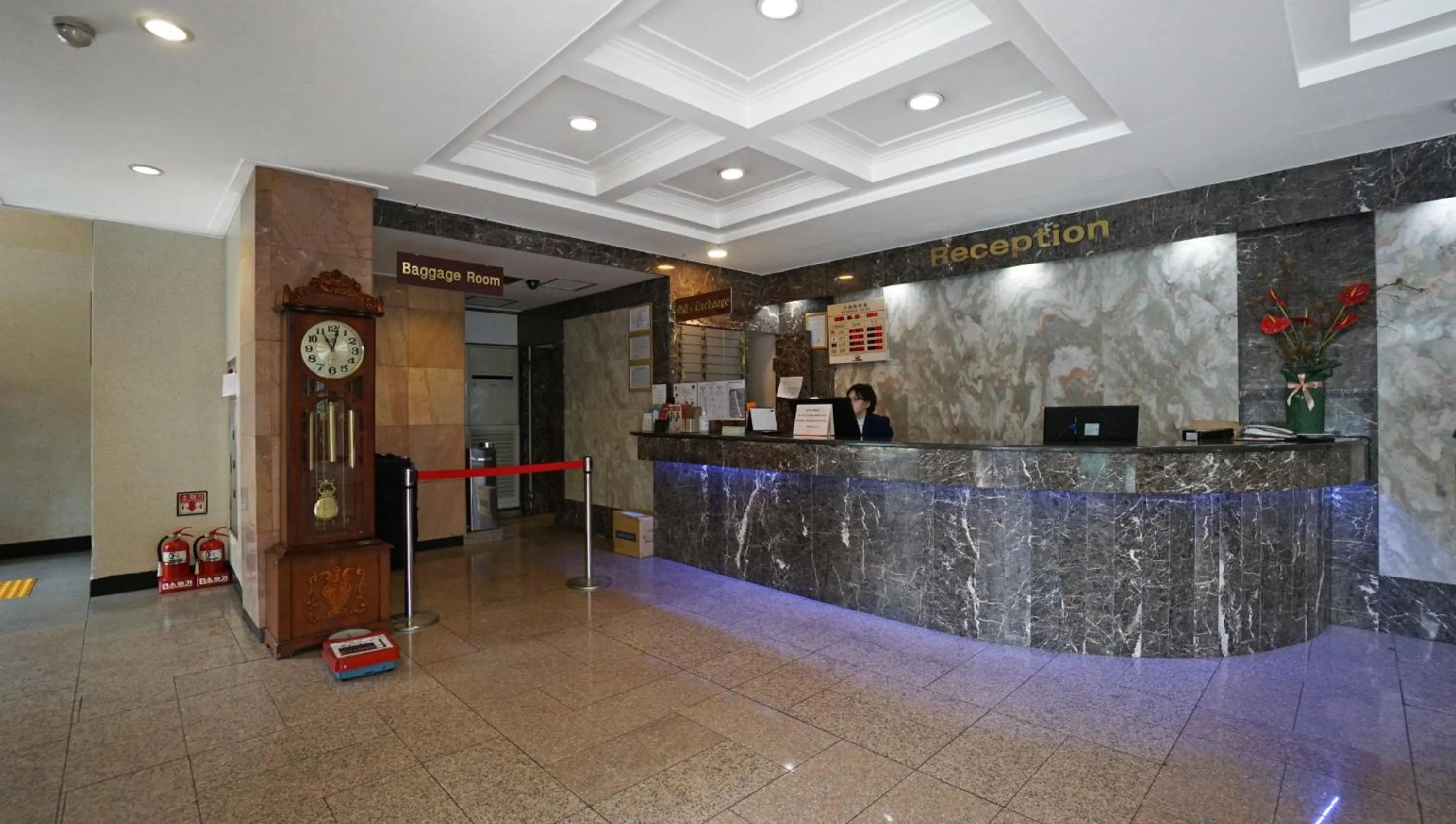 Lobby or reception in Insadong Crown Hotel