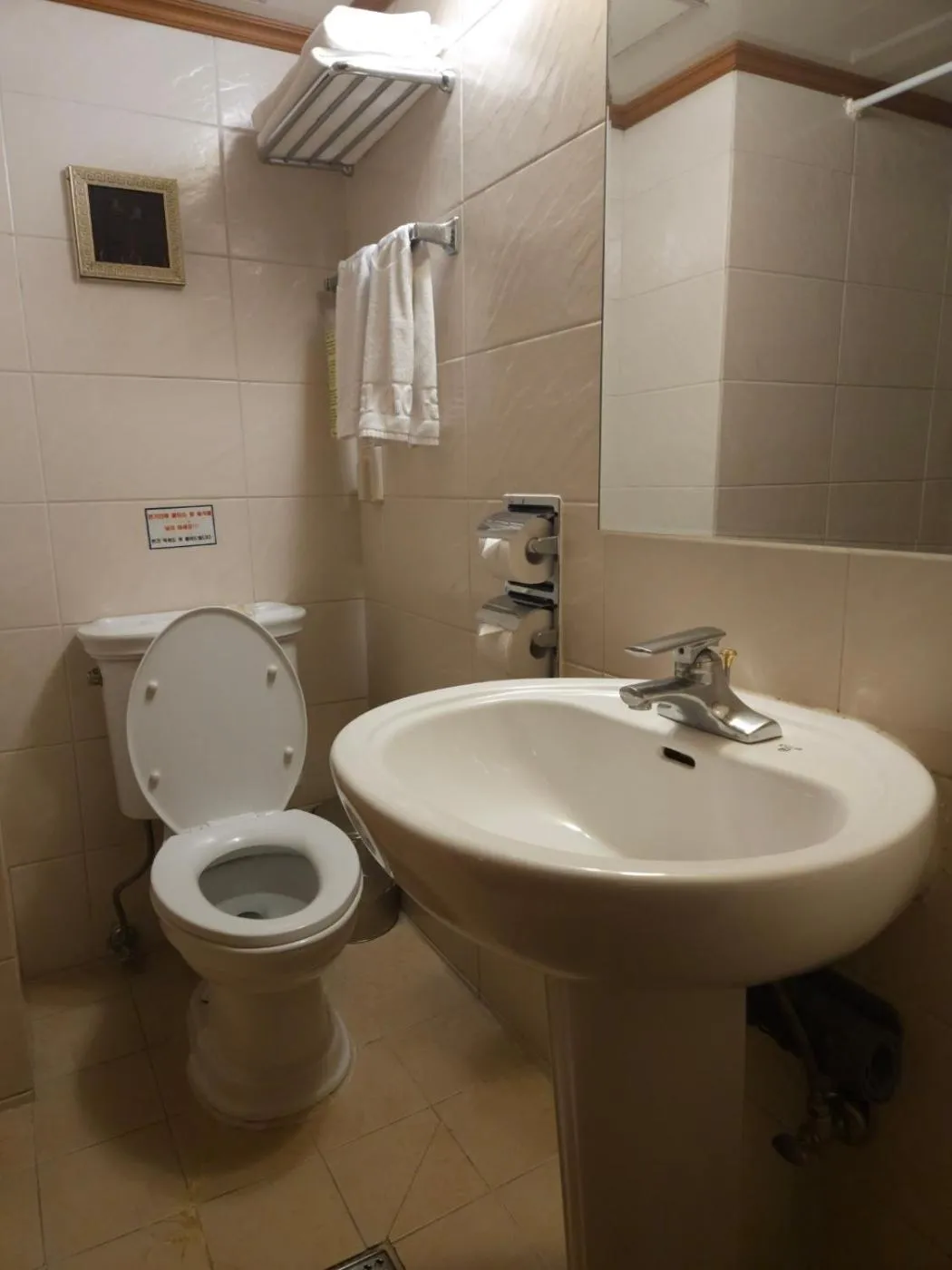 Toilet in Insadong Crown Hotel