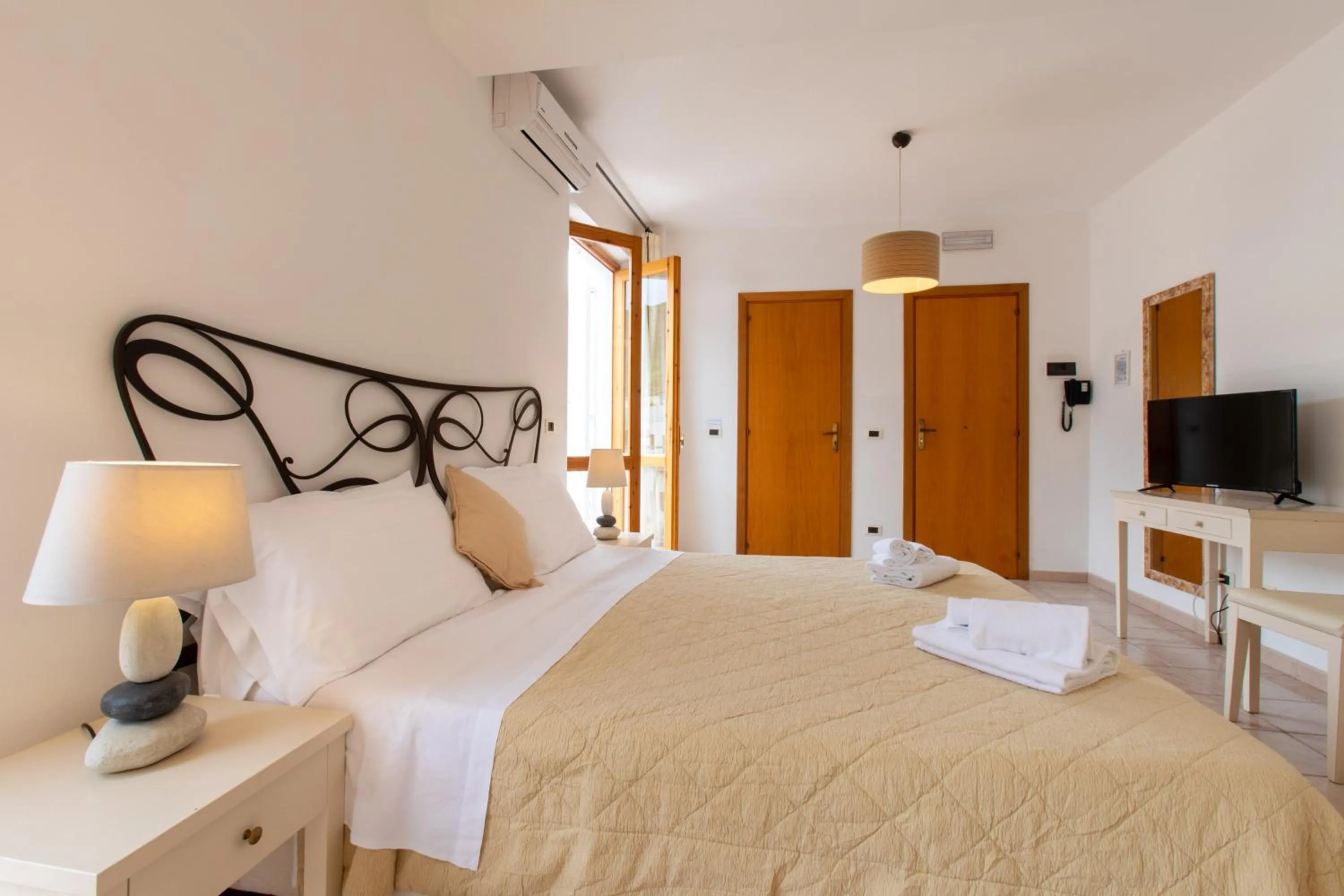 Bedroom, Bed in Hotel Amarea - Aeolian Charme