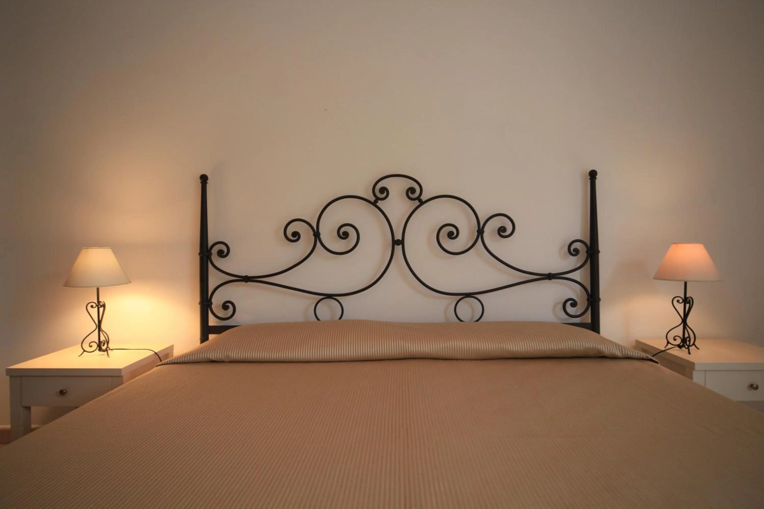 Decorative detail, Bed in Hotel Amarea - Aeolian Charme