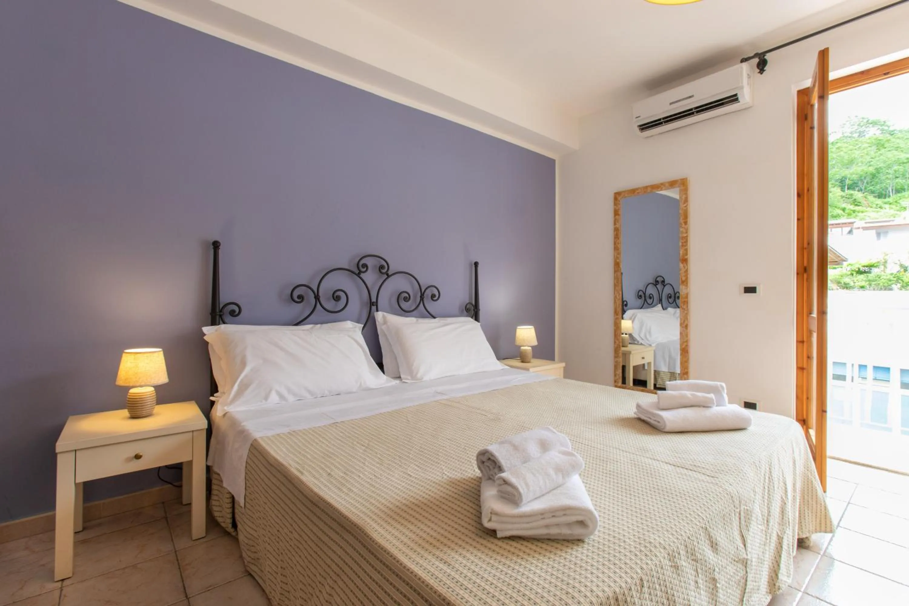 Bedroom, Bed in Hotel Amarea - Aeolian Charme