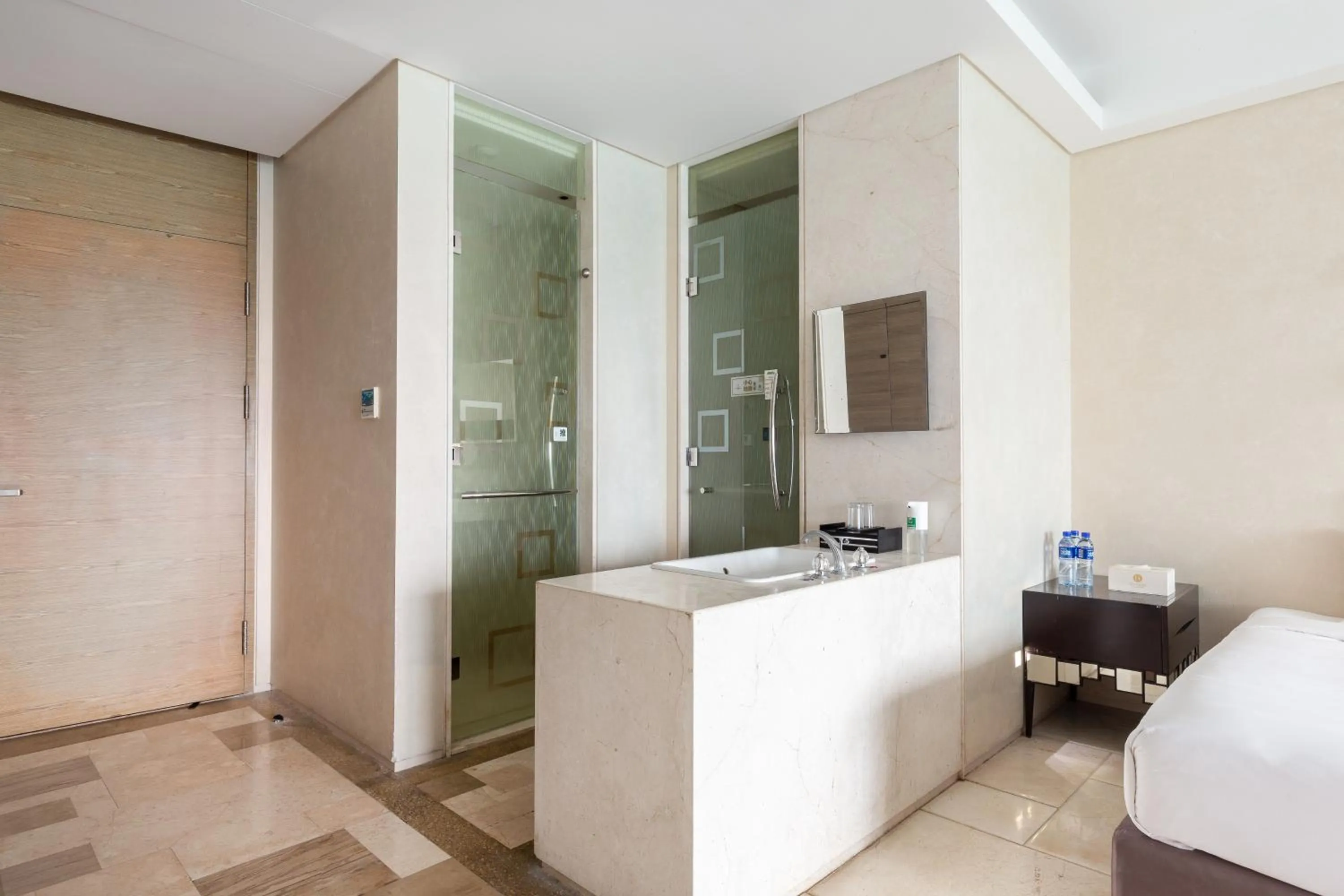 Shower in Sanya Phoenix Island Yuejia flat