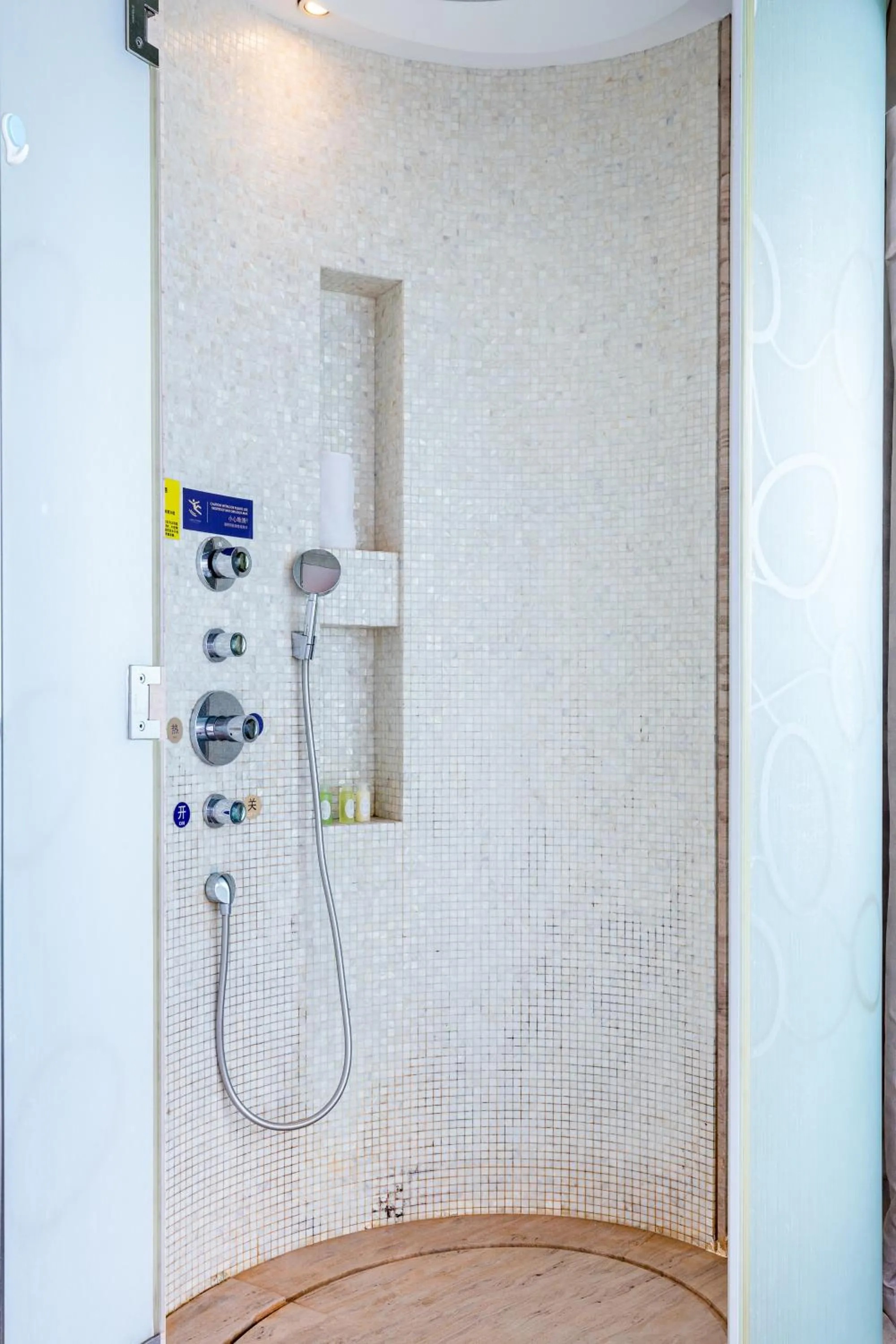 Shower in Sanya Phoenix Island Yuejia flat