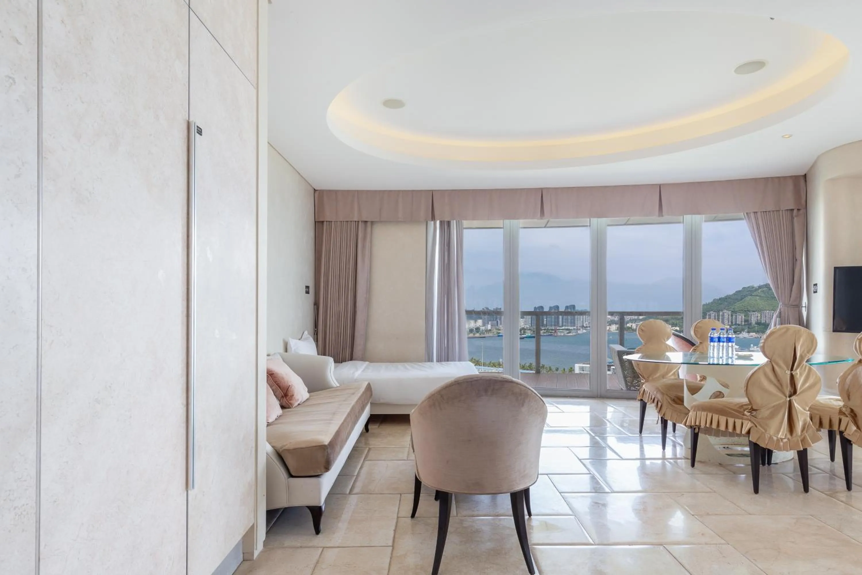 Dining area in Sanya Phoenix Island Yuejia flat