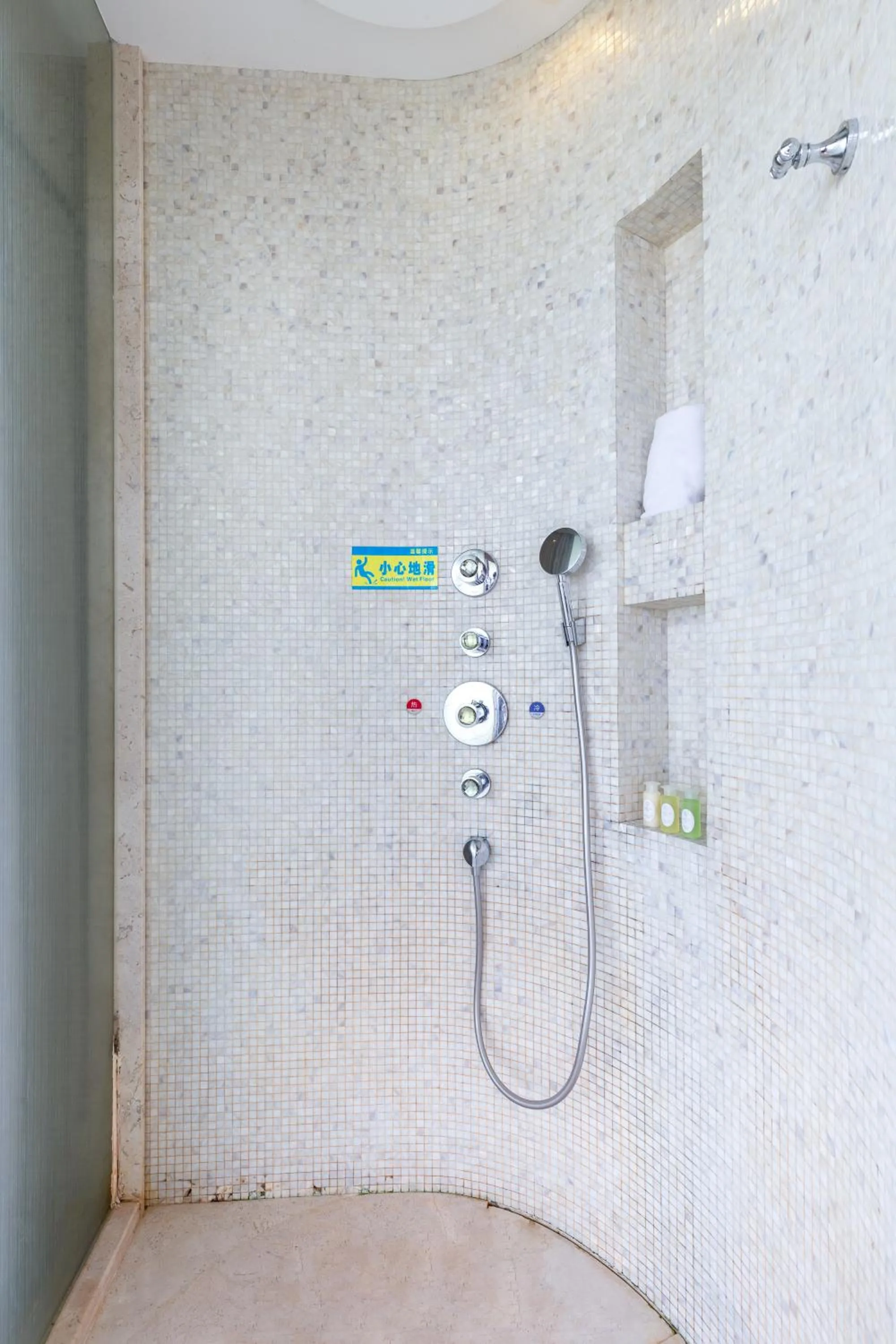 Bathroom in Sanya Phoenix Island Yuejia flat