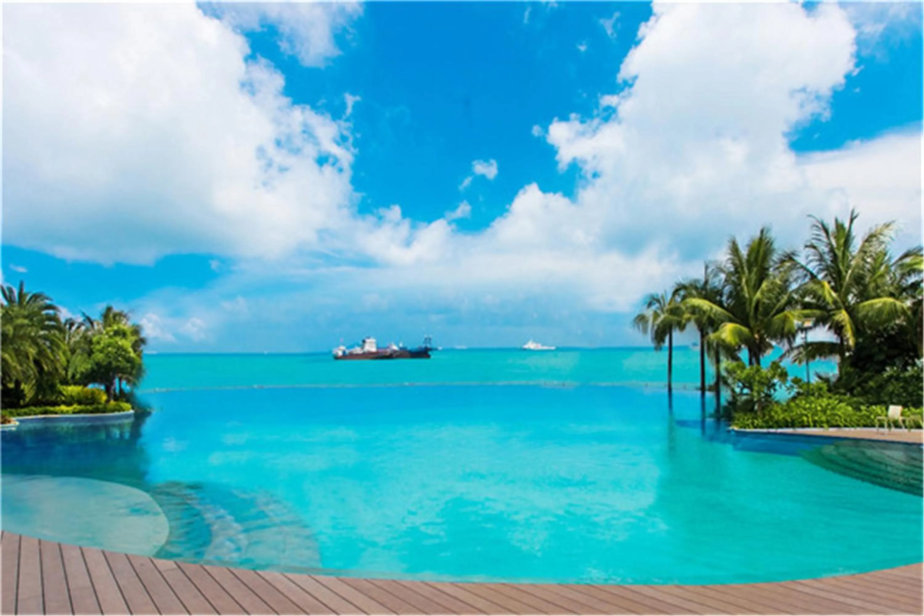 Swimming pool in Sanya Phoenix Island Yuejia flat