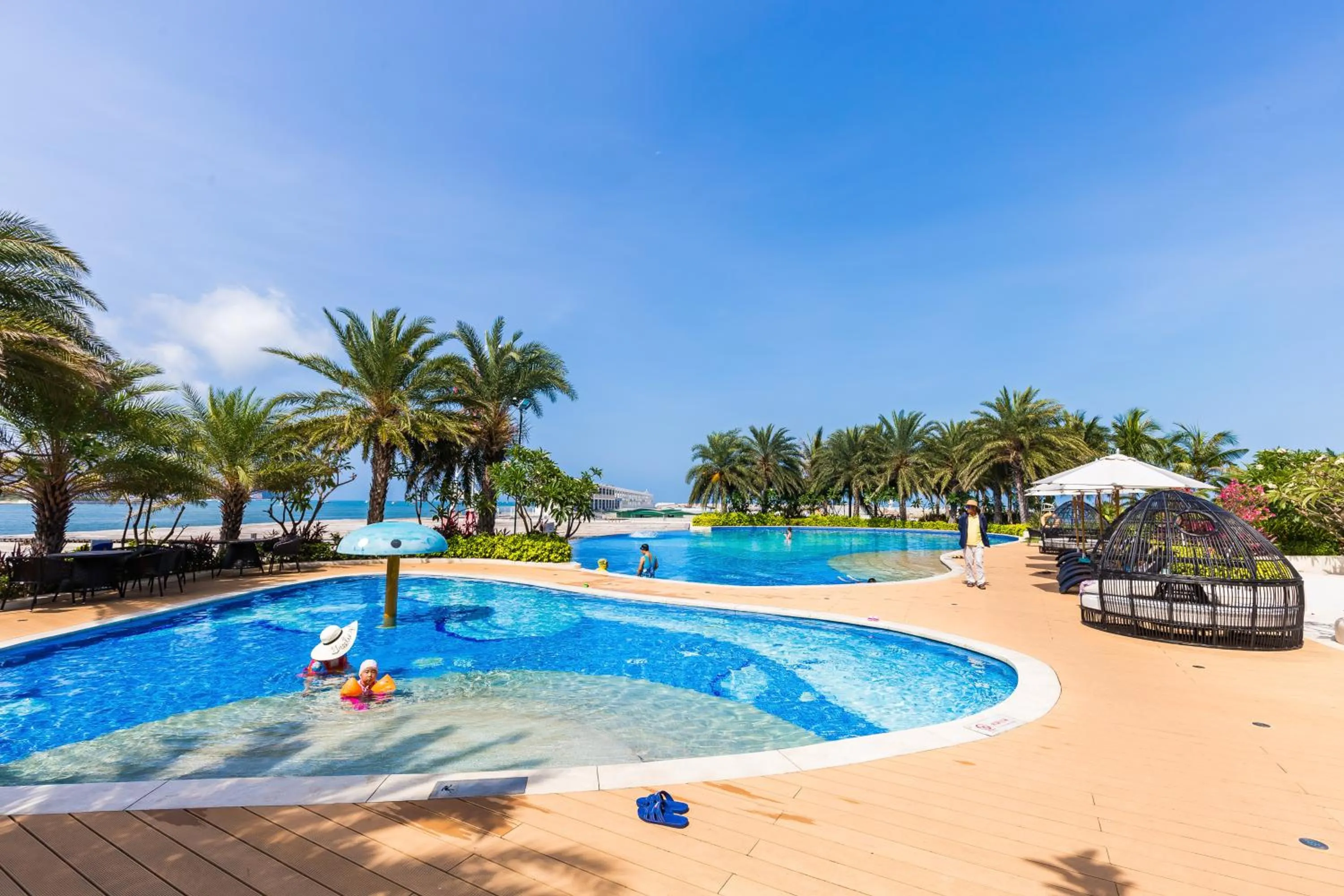 Swimming pool in Sanya Phoenix Island Yuejia flat