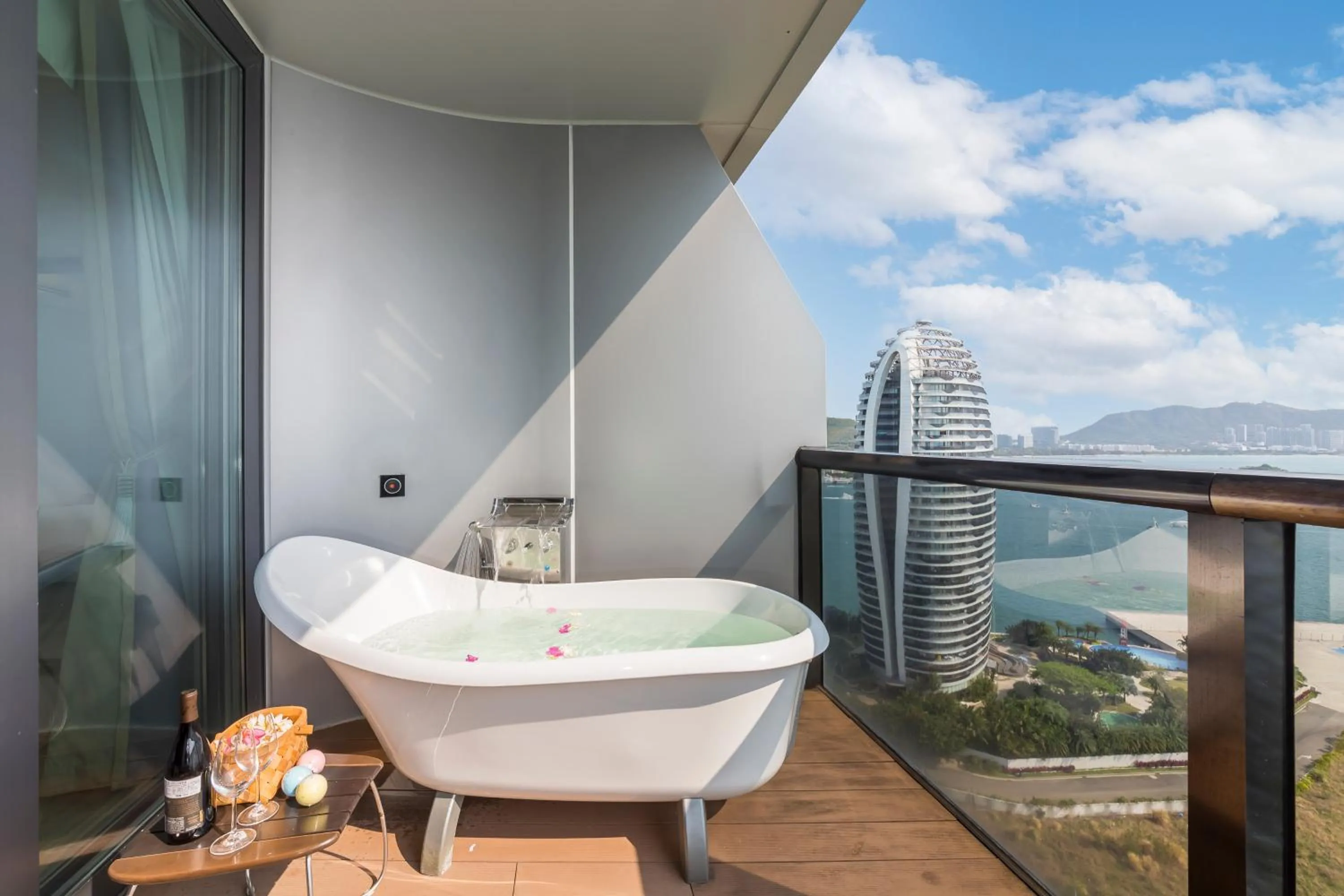 Night in Sanya Phoenix Island Yuejia flat