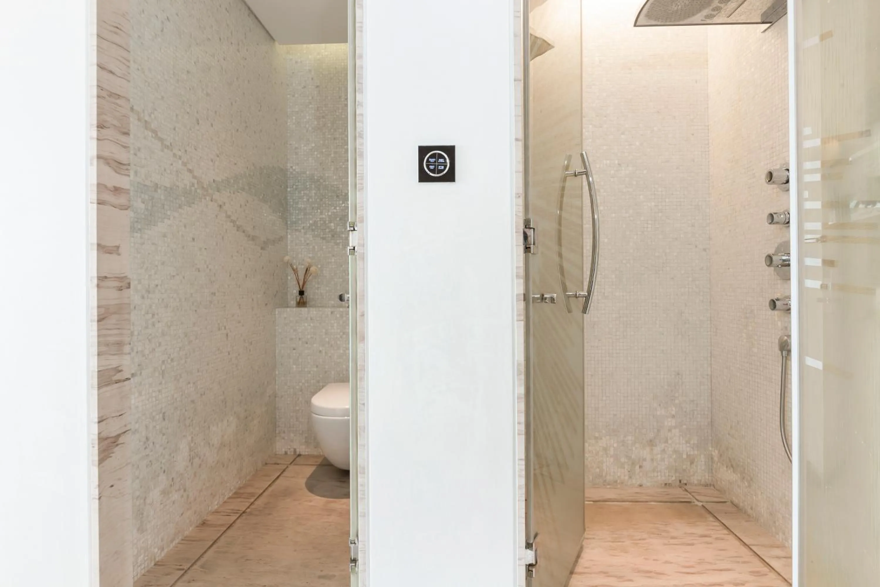 Shower in Sanya Phoenix Island Yuejia flat