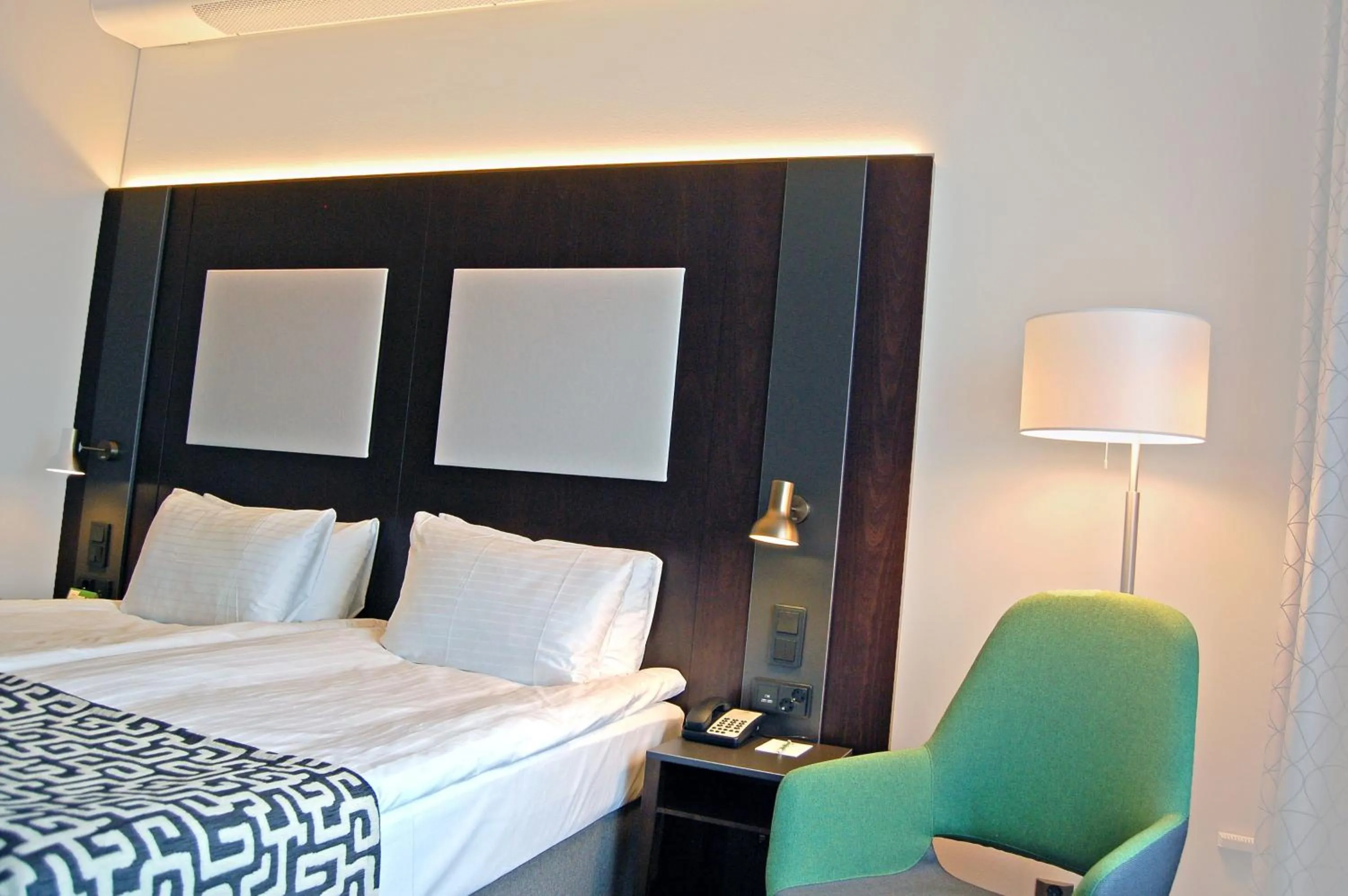 Photo of the whole room, Bed in Holiday Inn Helsinki West - Ruoholahti by IHG