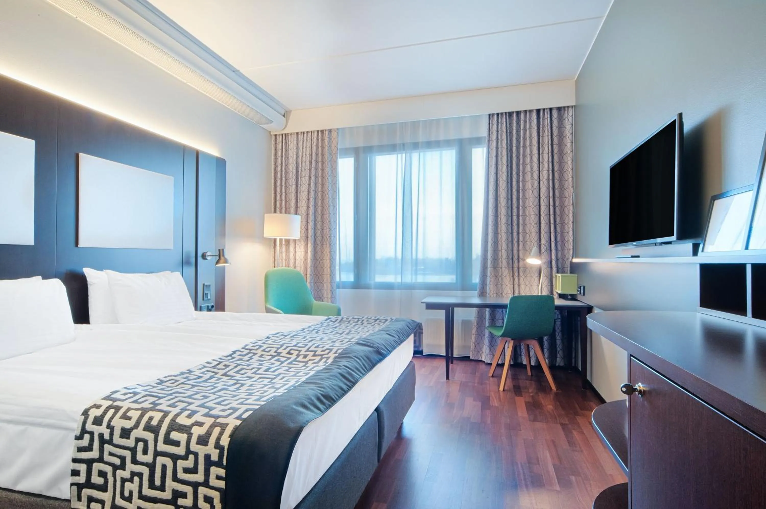 Photo of the whole room, Bed in Holiday Inn Helsinki West - Ruoholahti by IHG