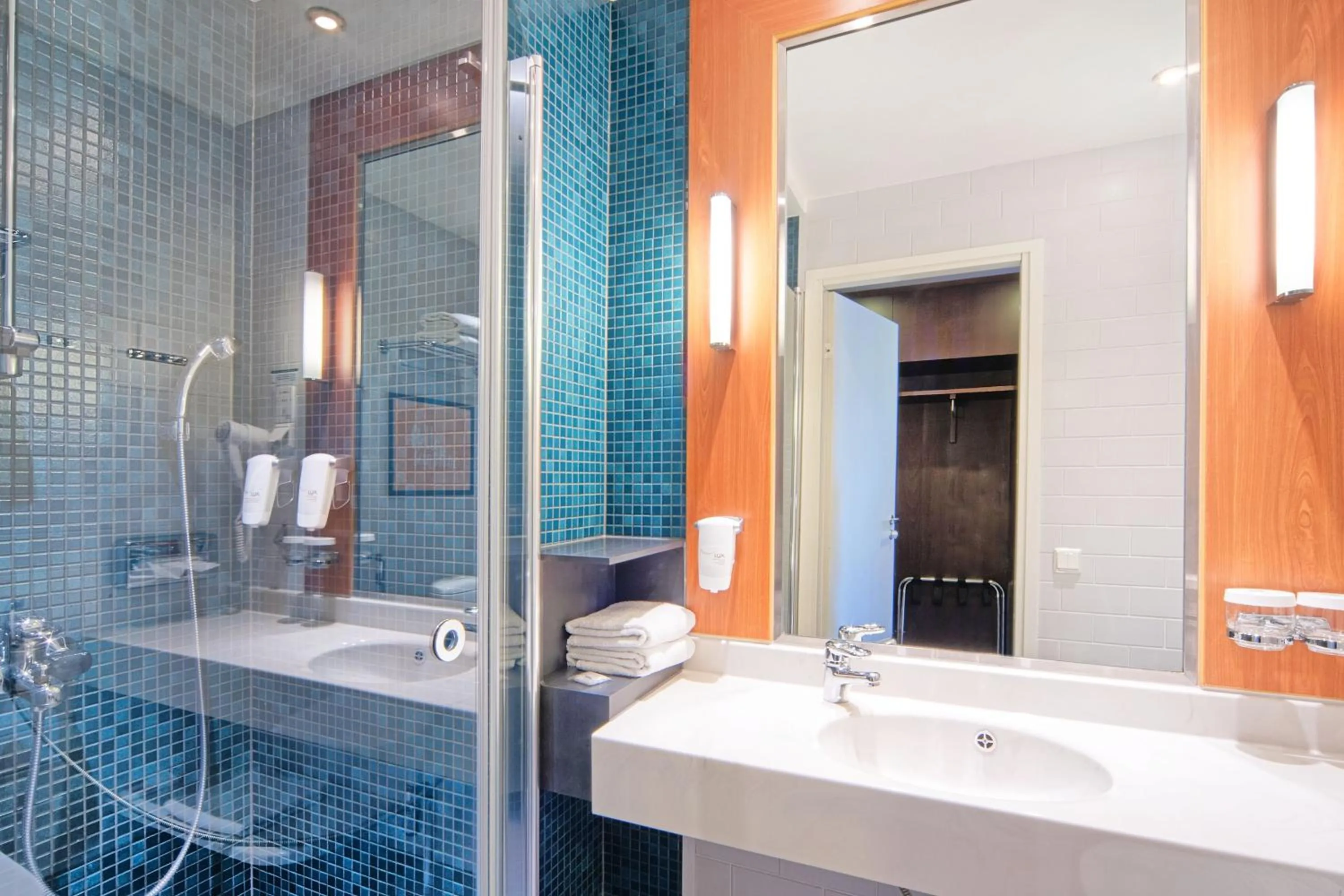 Photo of the whole room in Holiday Inn Helsinki West - Ruoholahti by IHG