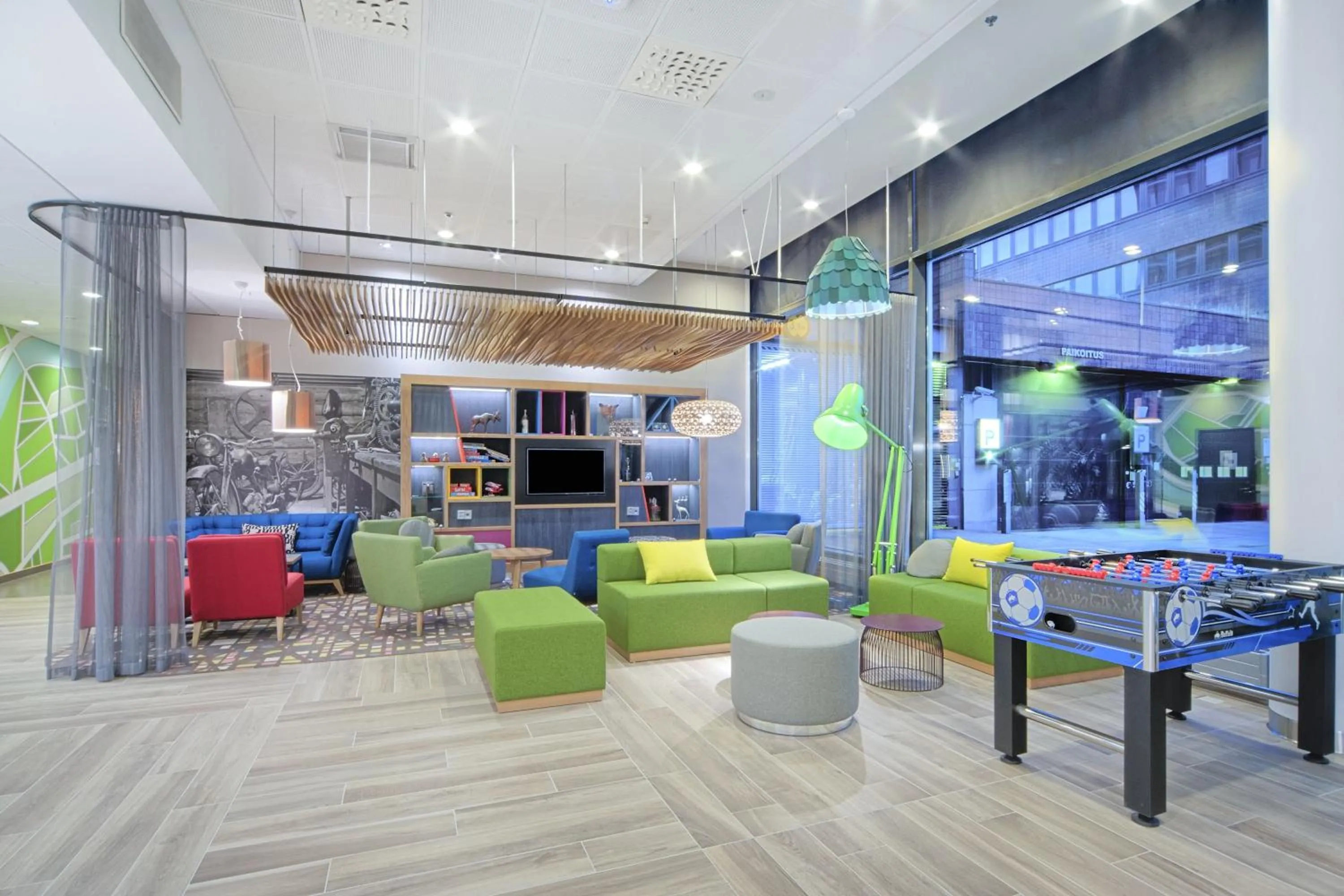 Communal lounge/ TV room in Holiday Inn Helsinki West - Ruoholahti by IHG