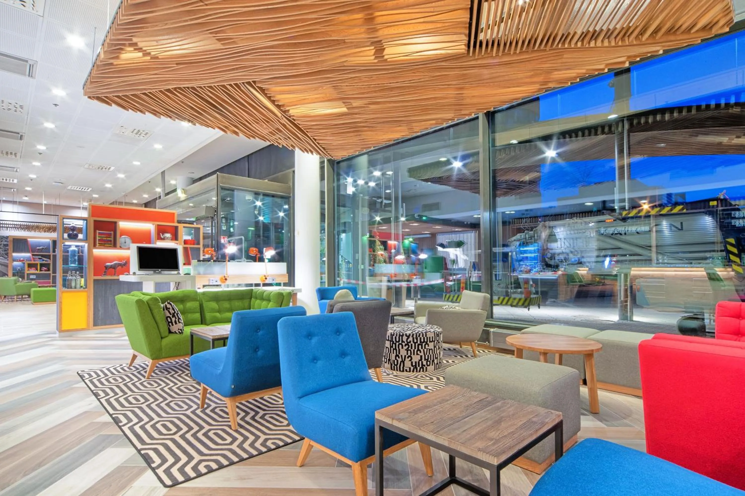 Lobby or reception in Holiday Inn Helsinki West - Ruoholahti by IHG