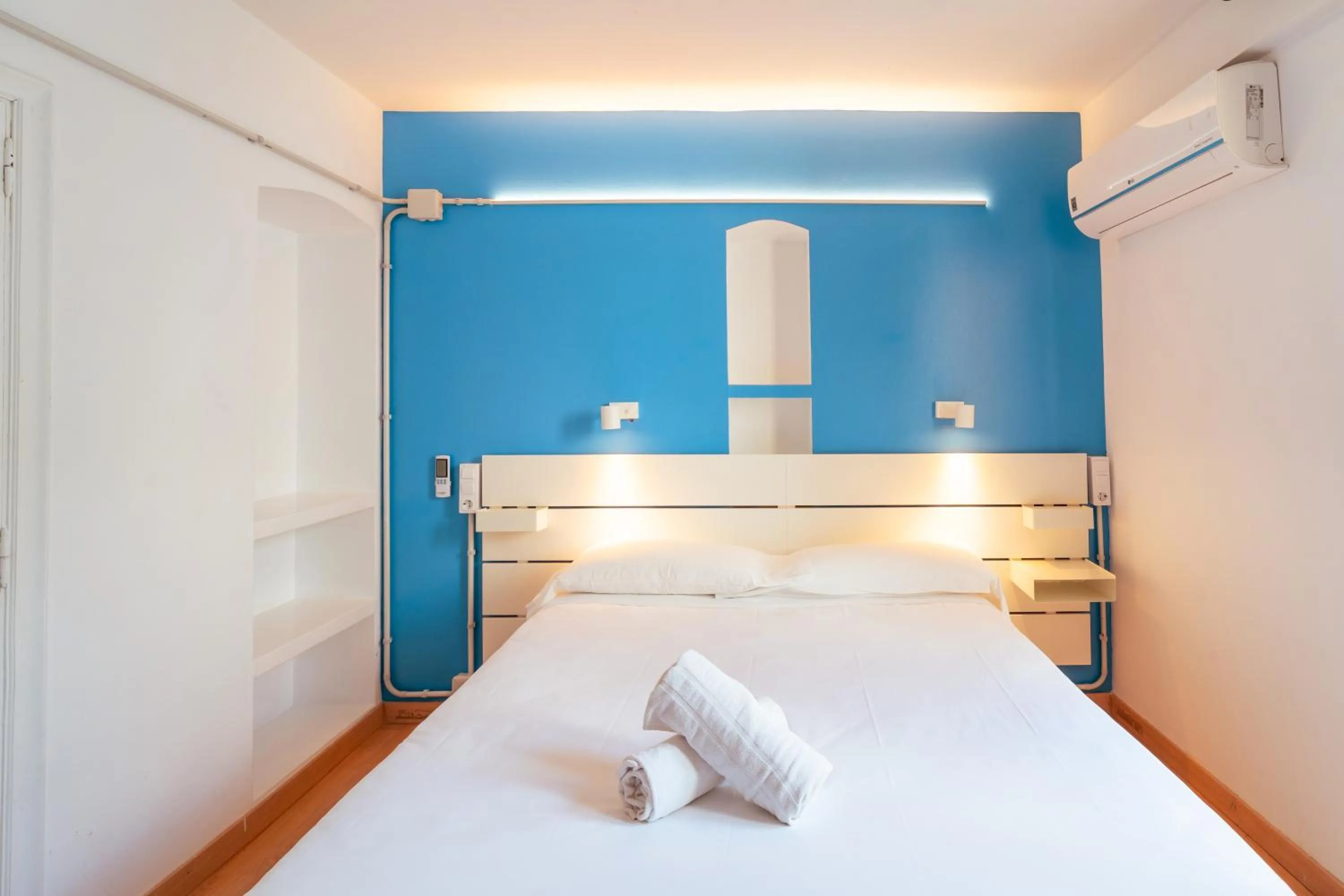 Photo of the whole room, Bed in Forum Tarragona