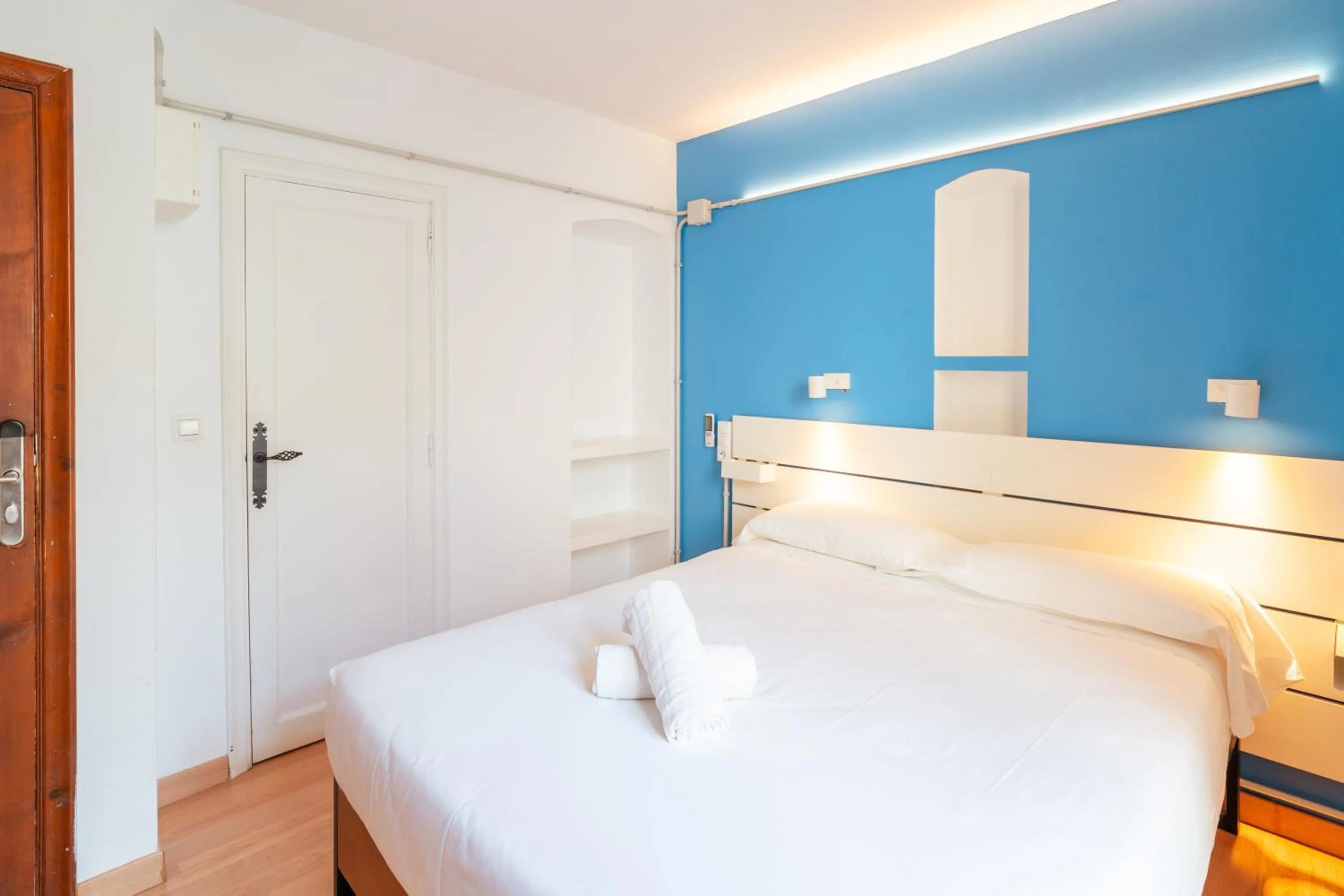 Photo of the whole room, Bed in Forum Tarragona