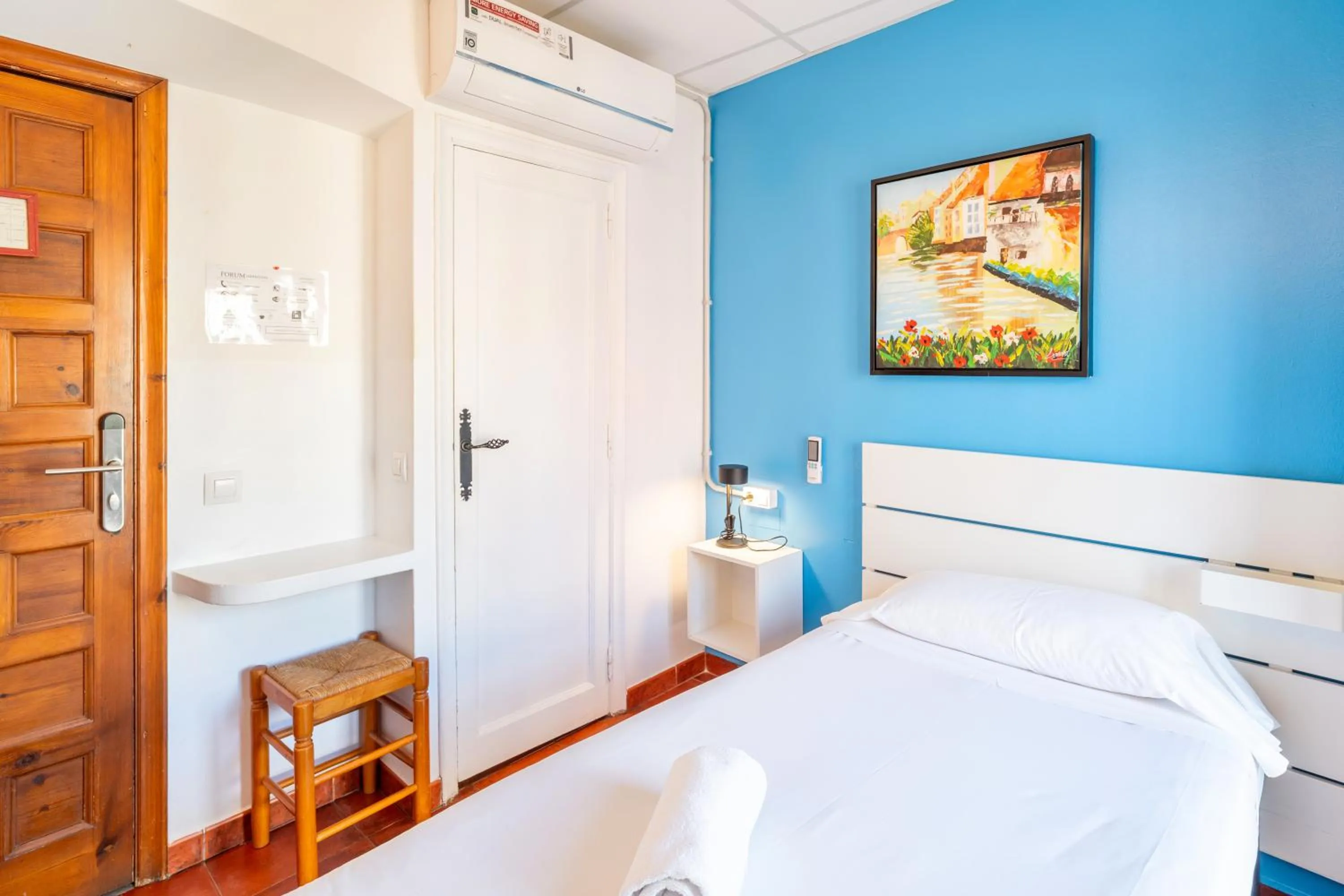 Photo of the whole room, Bed in Forum Tarragona