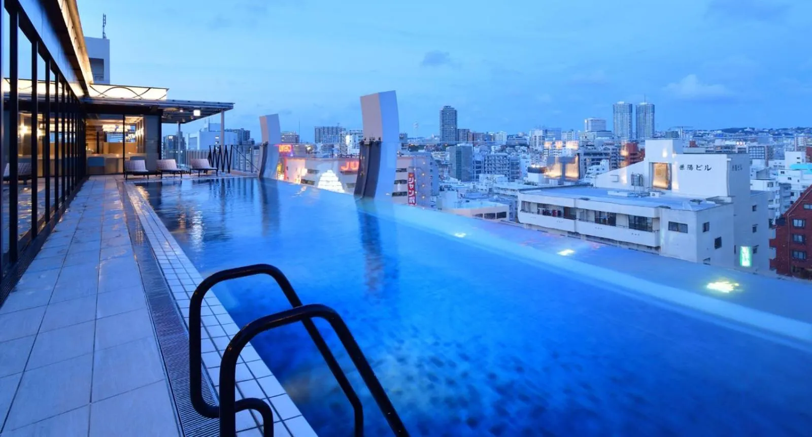 Swimming pool in Hotel Aqua Citta Naha