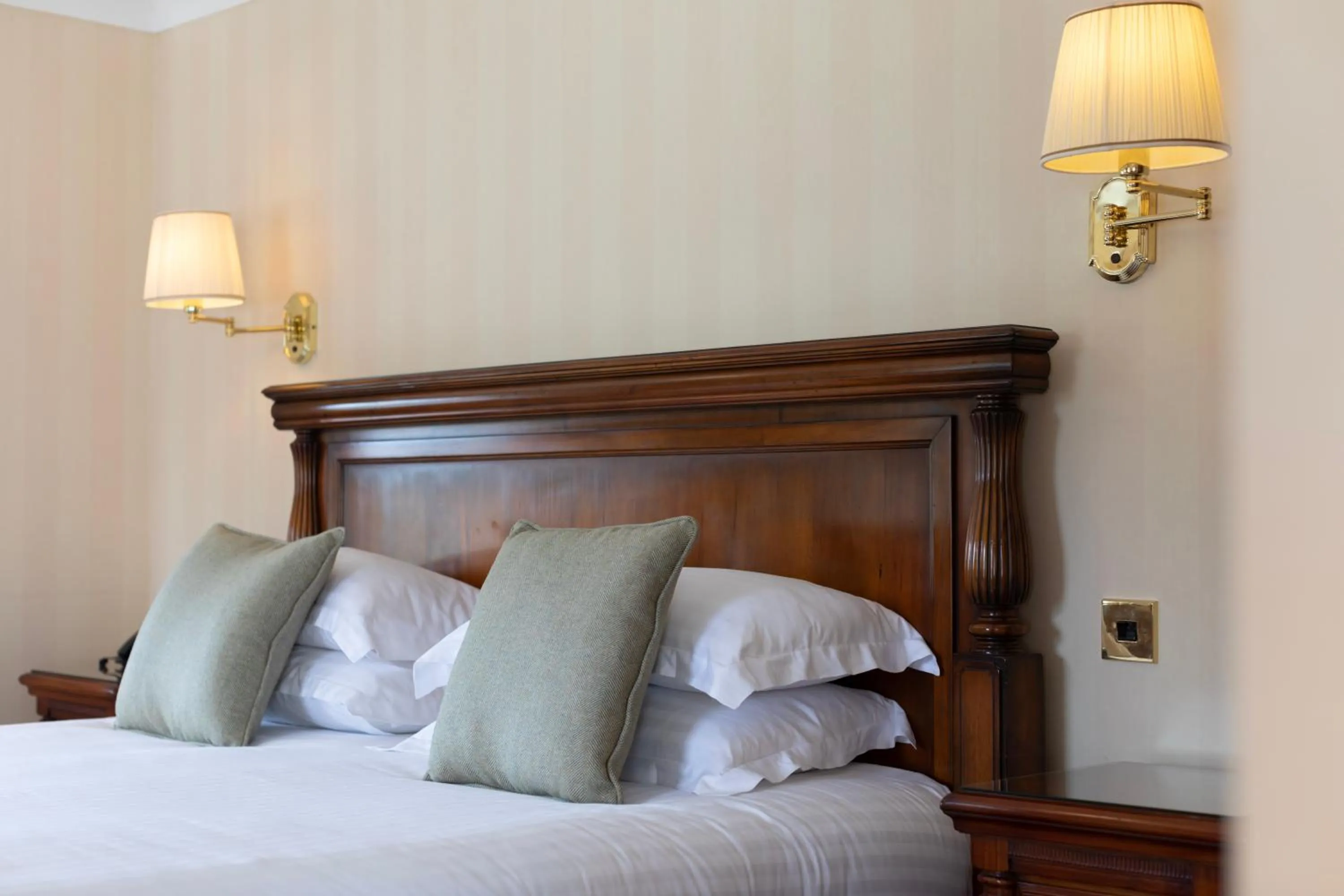 Bedroom, Bed in Lake District Castle Inn