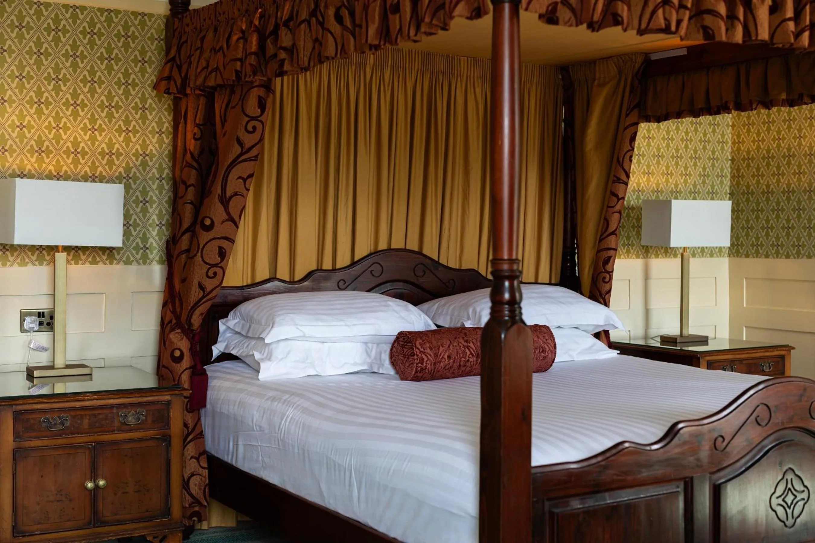 Bedroom, Bed in Lake District Castle Inn