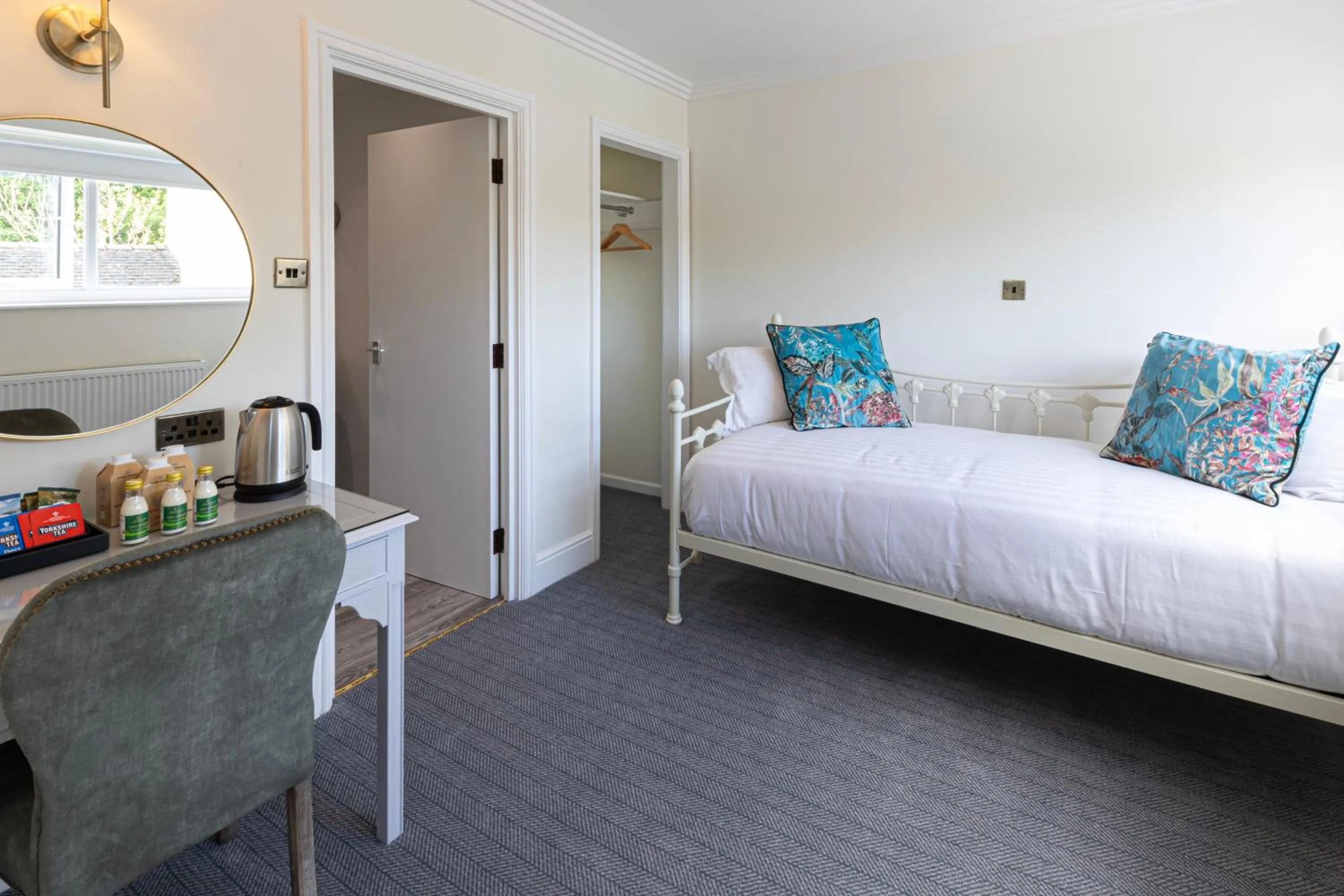 Bedroom, Bed in Lake District Castle Inn