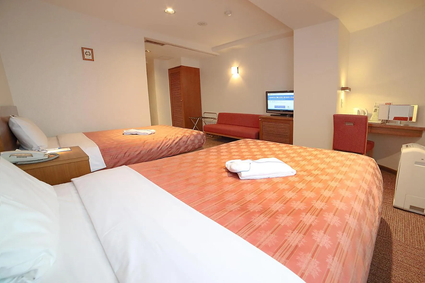 Photo of the whole room, Bed in Kumegawa Wing Hotel