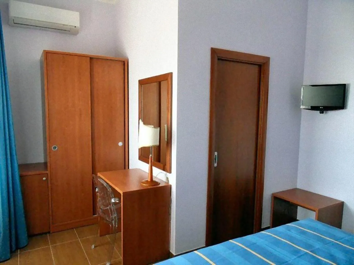 Bedroom, Bed in Residence Bandiera Gialla