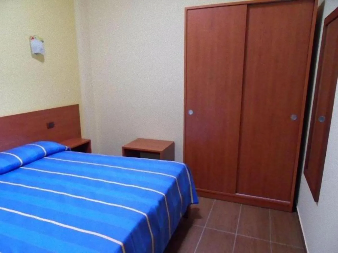 Bedroom, Bed in Residence Bandiera Gialla