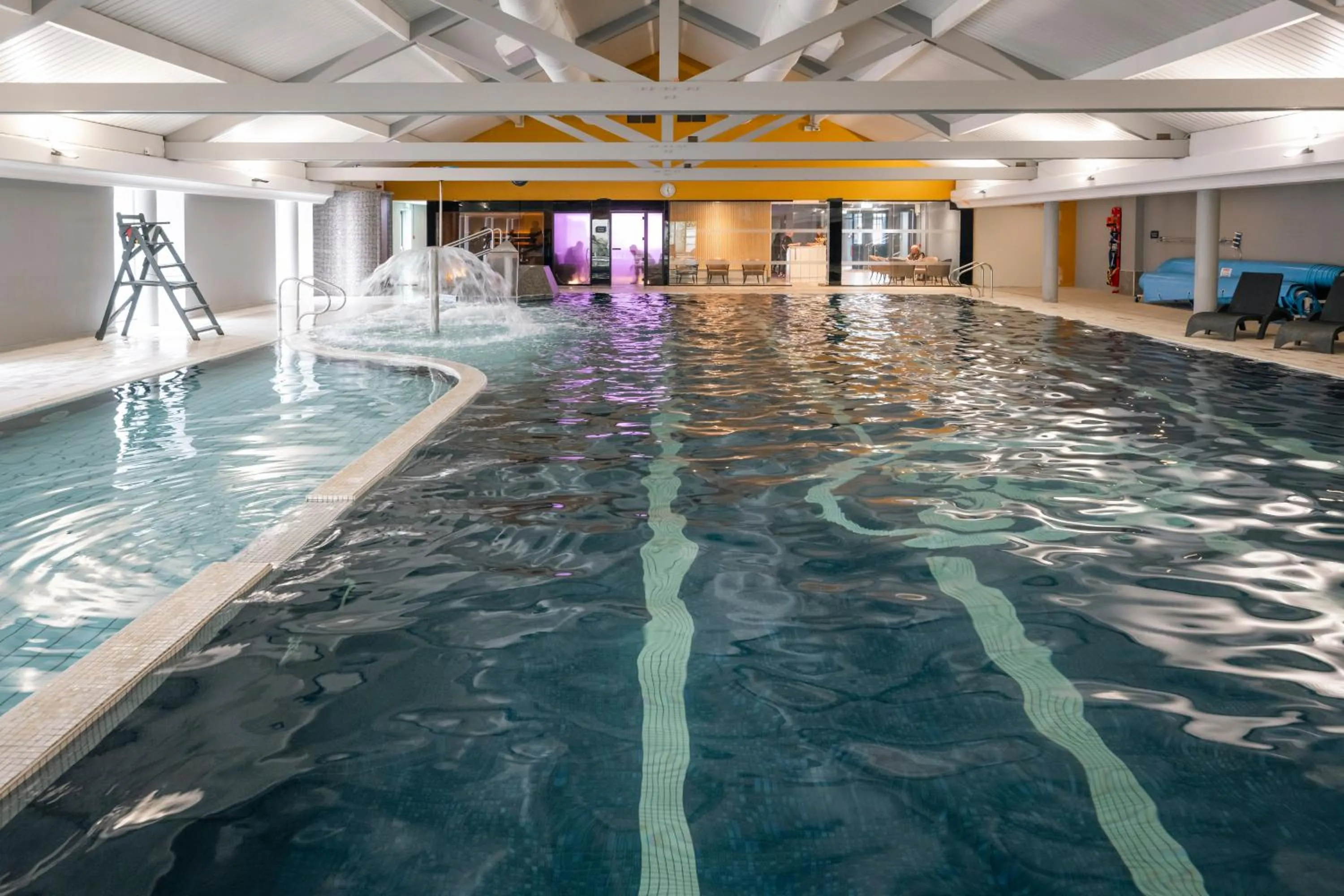Swimming pool in Midlands Park Hotel