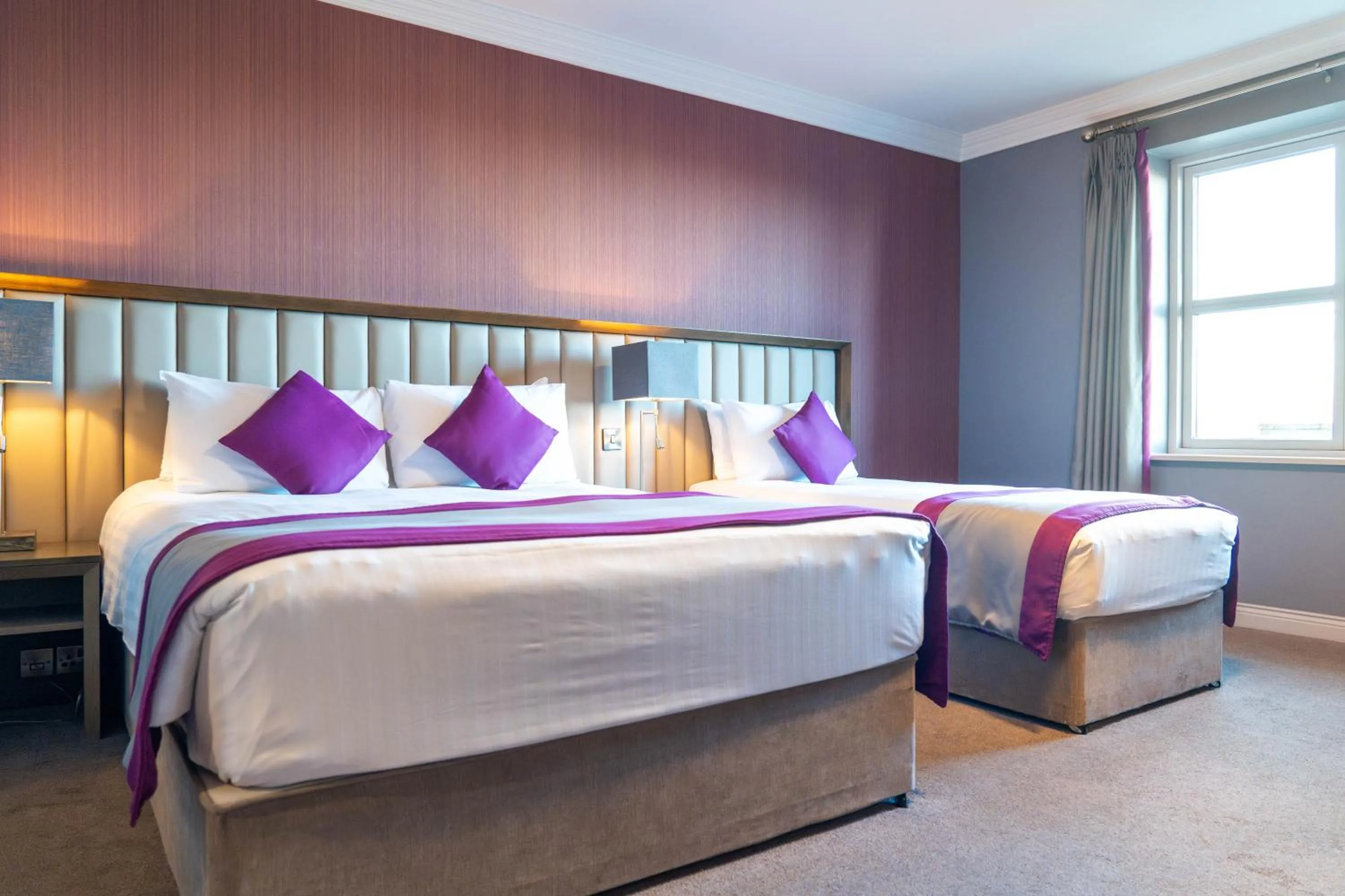 Bedroom, Bed in Midlands Park Hotel