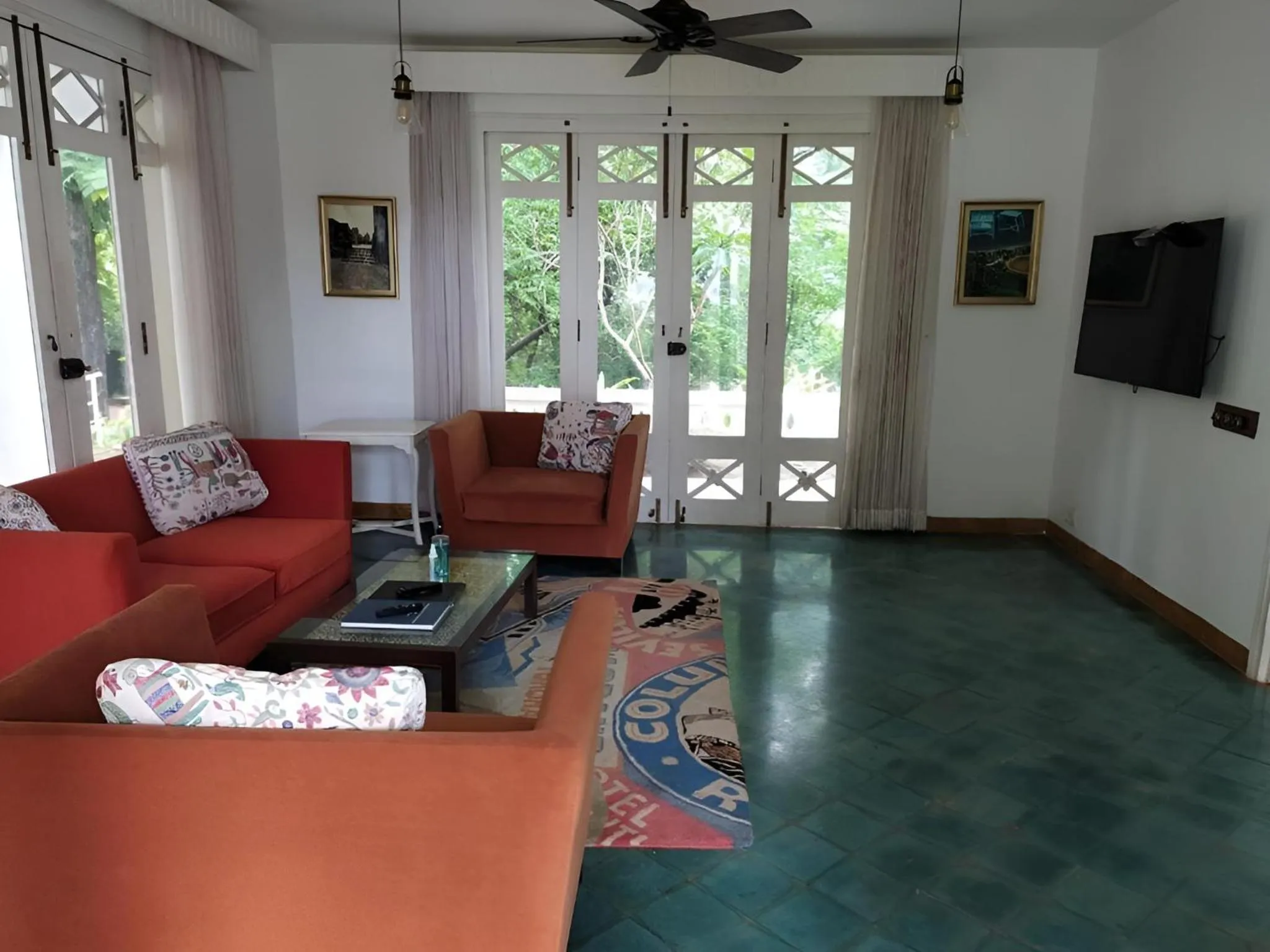 Communal lounge/ TV room in The Postcard Velha, Goa