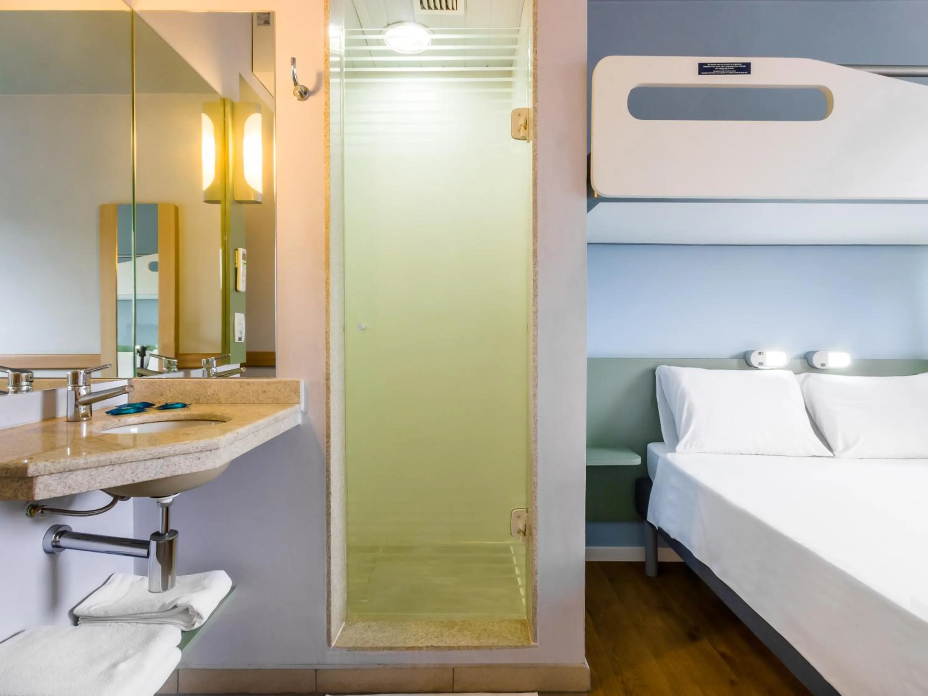 Bathroom, Bed in Ibis Budget Araraquara